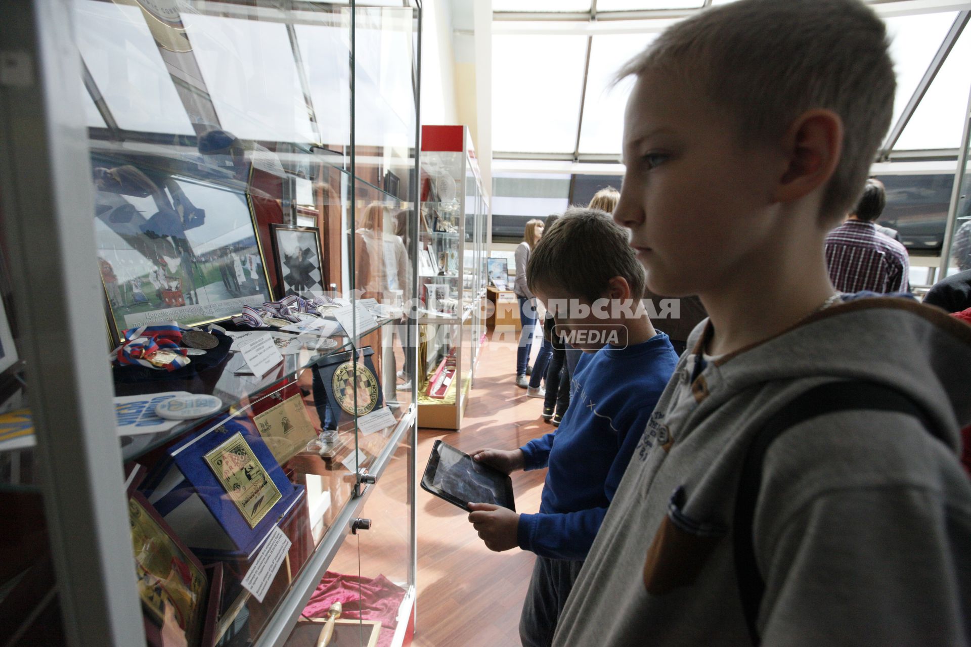 Дети рассматривают экспонаты музея в главном здании Сити-Чесс