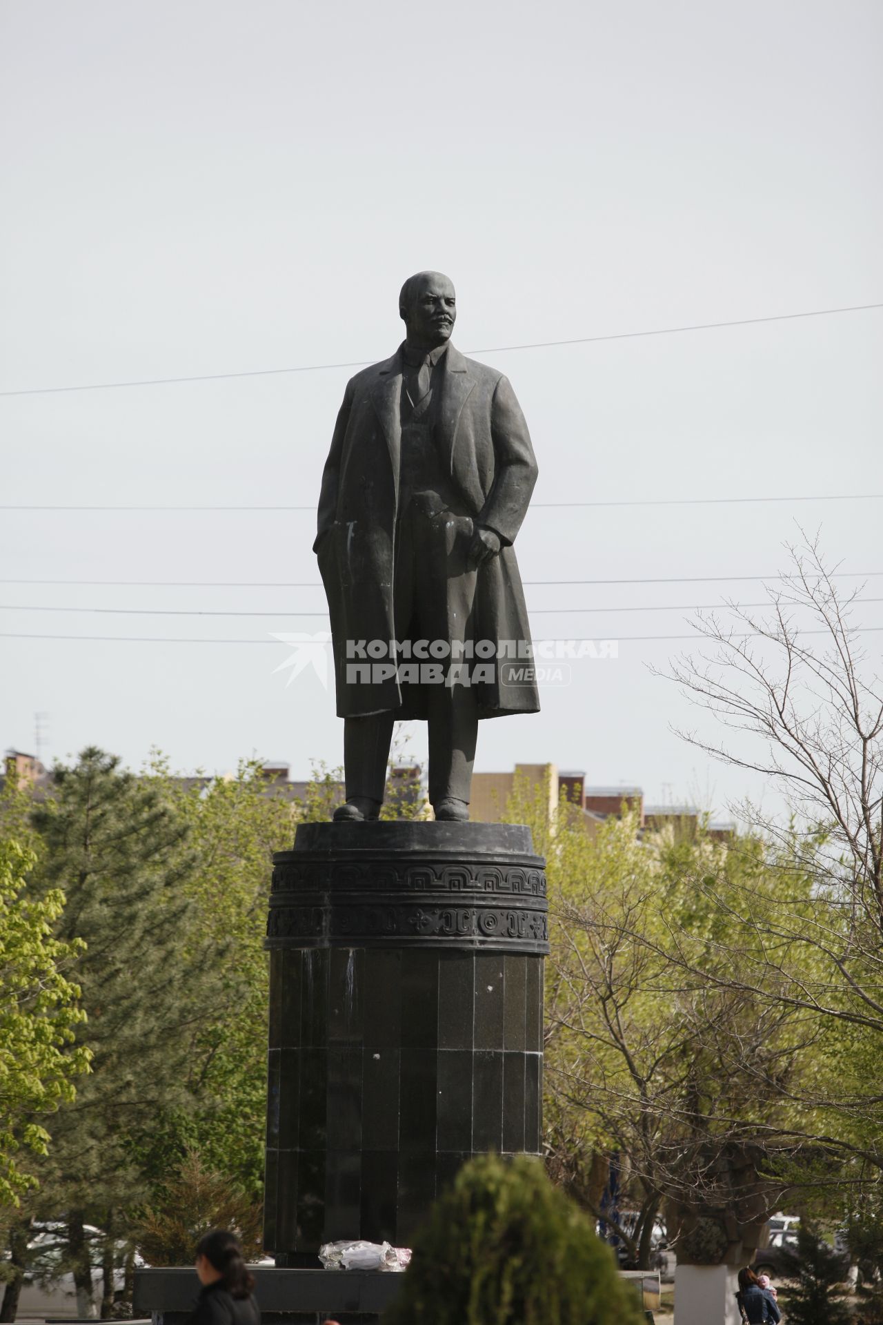 Памятник Ленину в центре Элисты