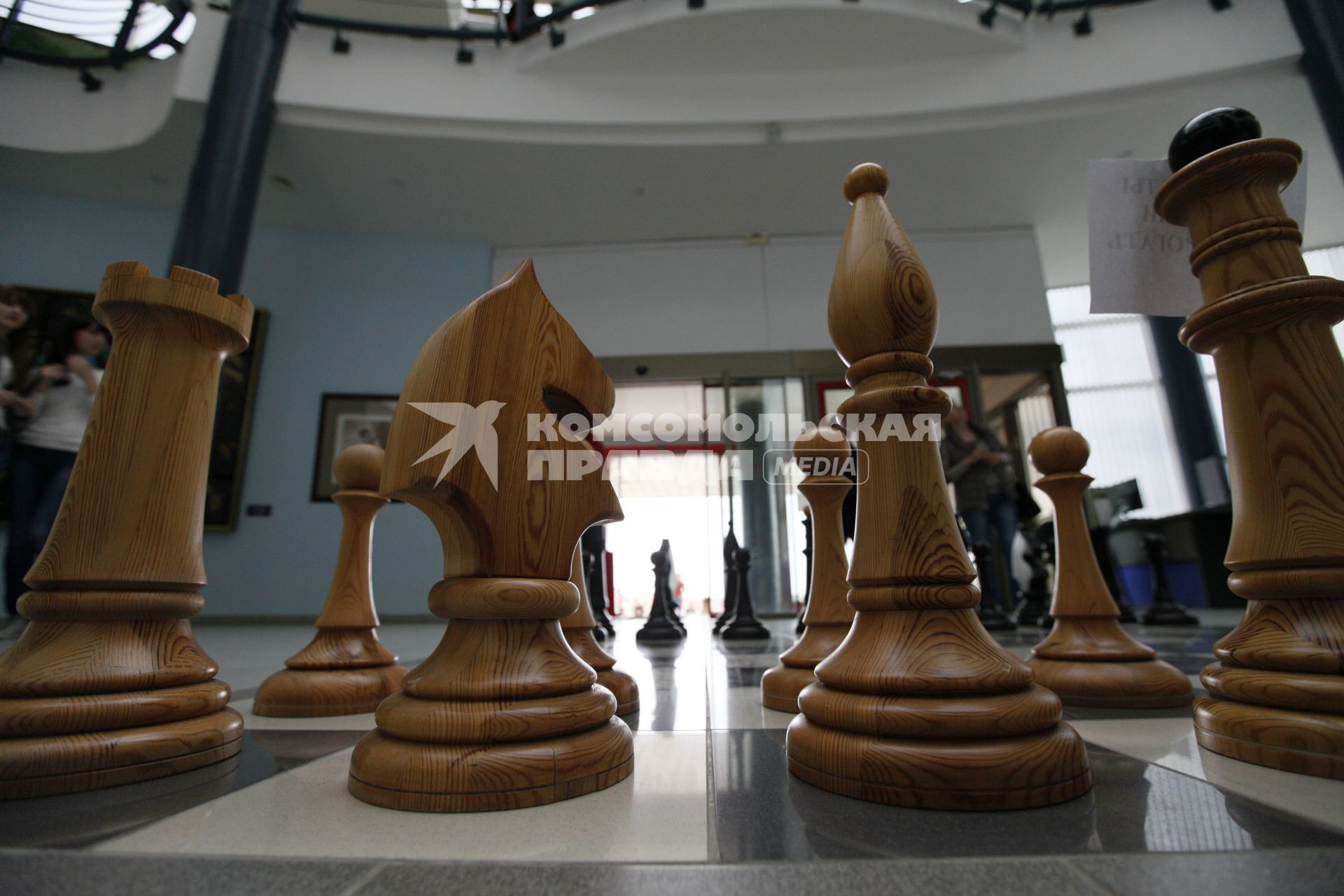Огромные шахматные фигуры в вестибюля главного здания Сити-Чесс