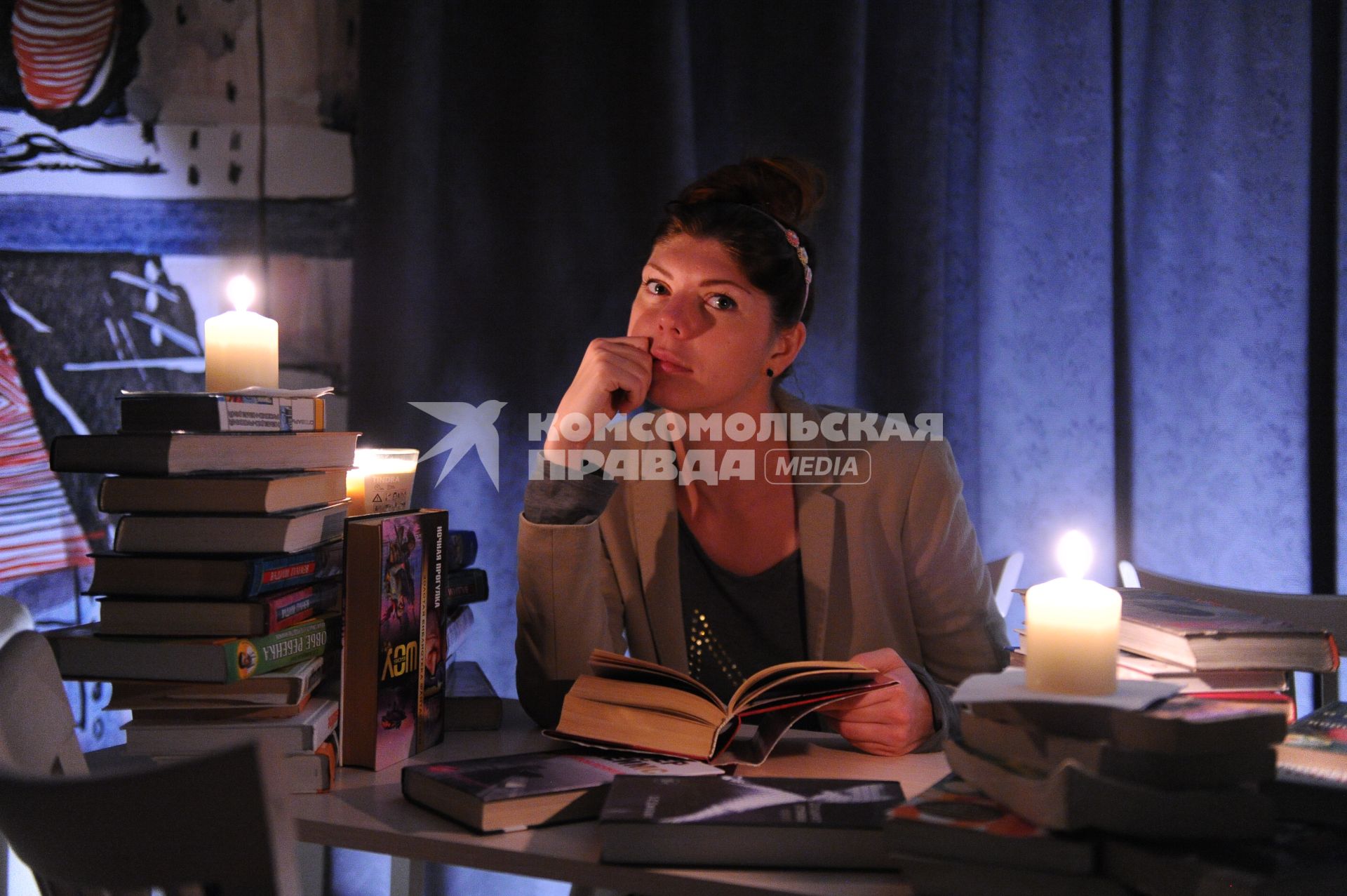 Ежегодная общероссийская акция `Библионочь - 2014`. На снимке: девушка с книгой.