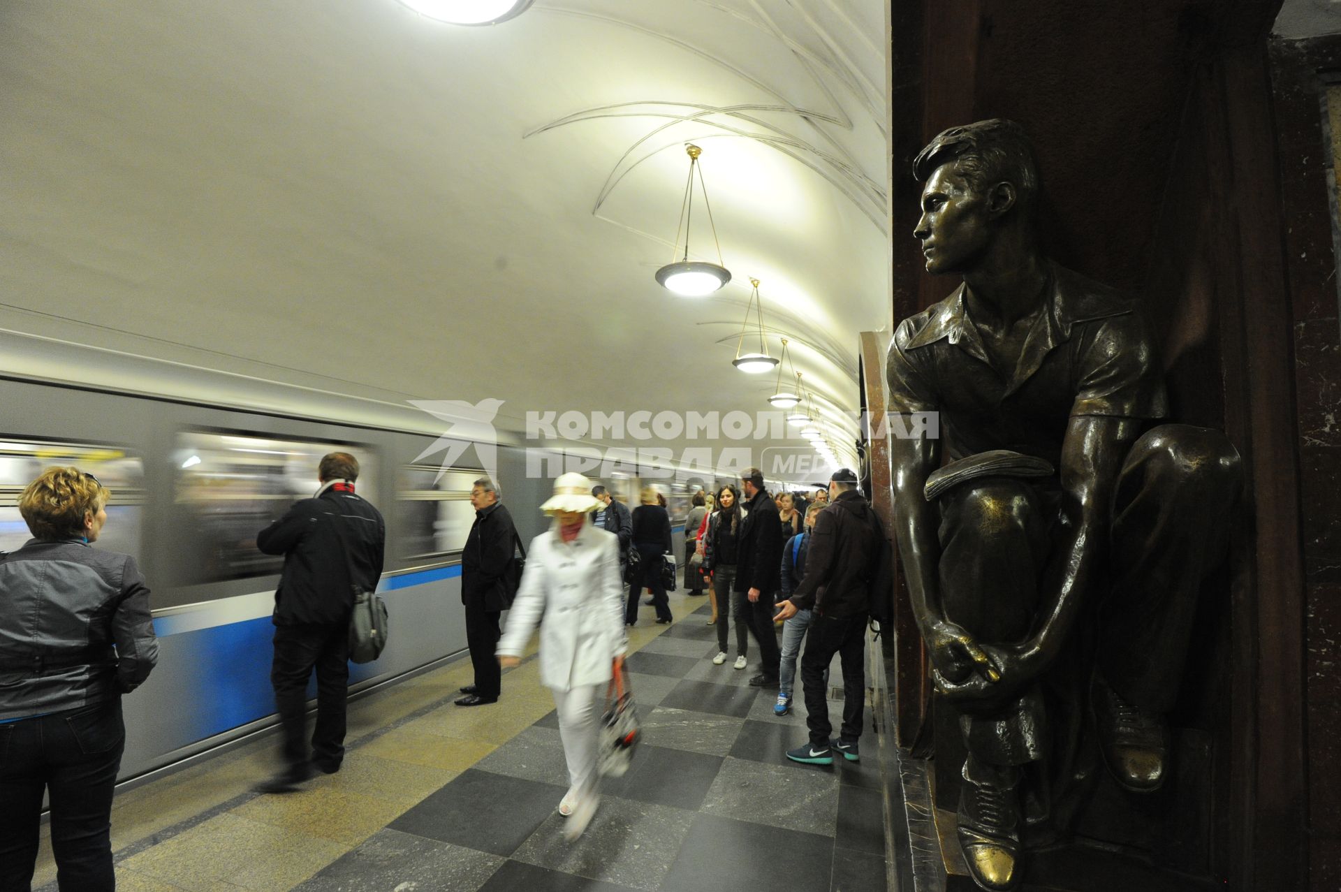 Станция метро `Площадь Революции`.  На снимке: пассажиры.