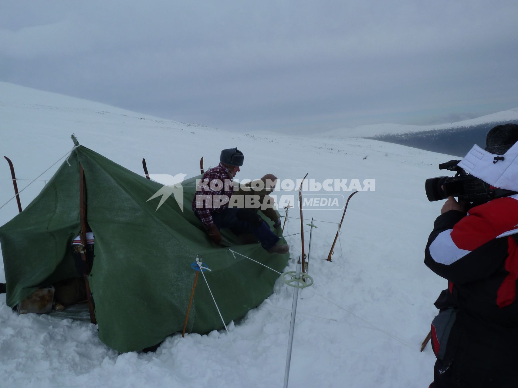 Зимняя экспедиция КП и Первого канала на перевал Дятлова. Корреспонденты инсценируют события и выбегают из палатки как \"дятловцы\".