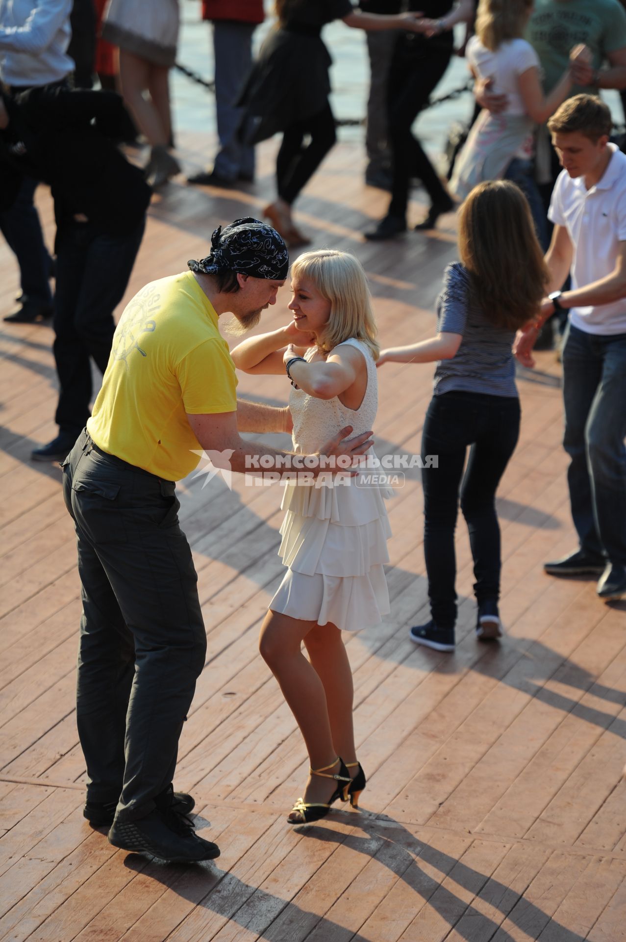Парк Горького. На снимке: молодые люди во время танца.