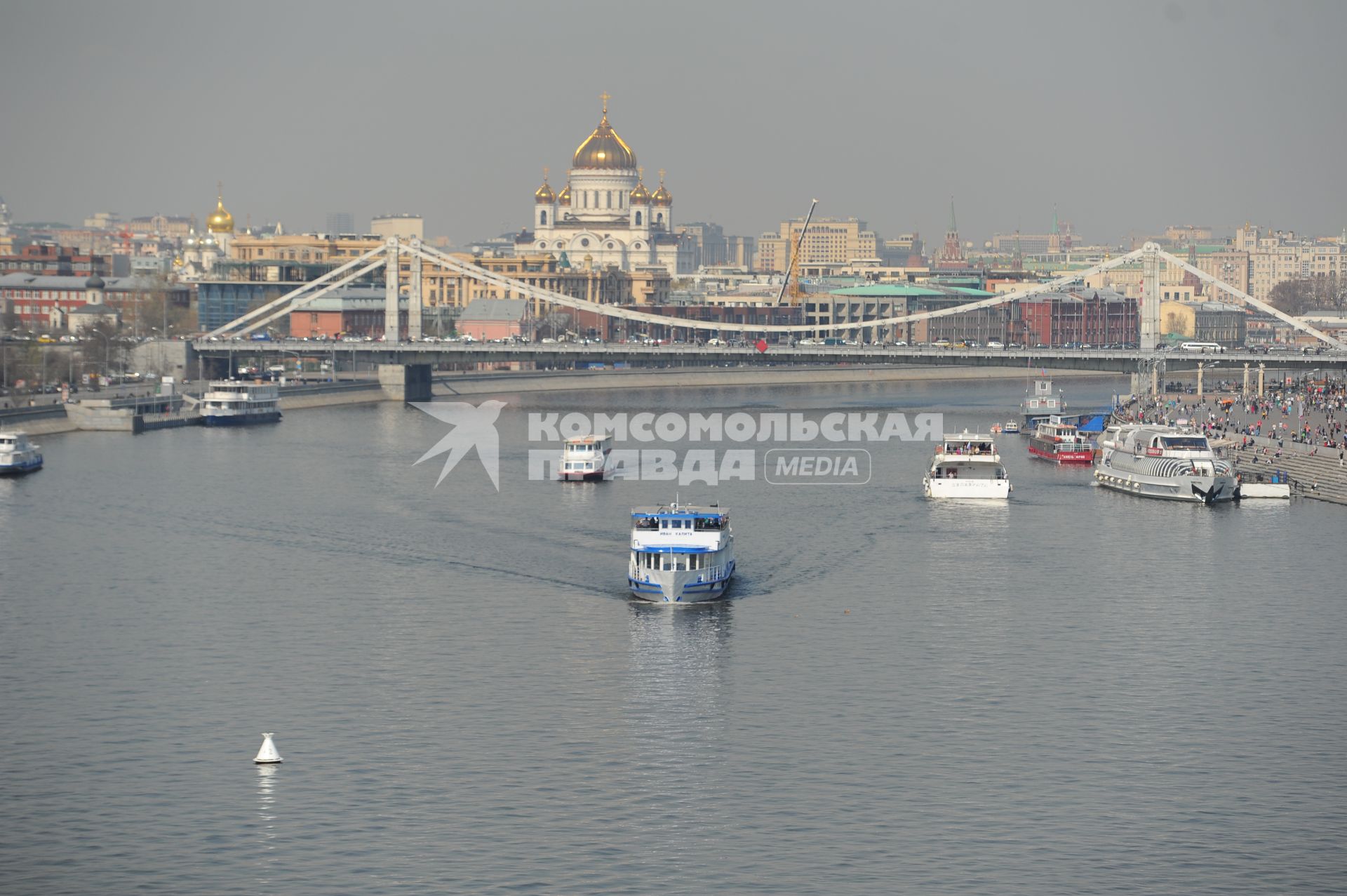 Пассажирская навигация на Москва-реке. На снимке: прогулочный теплоход.