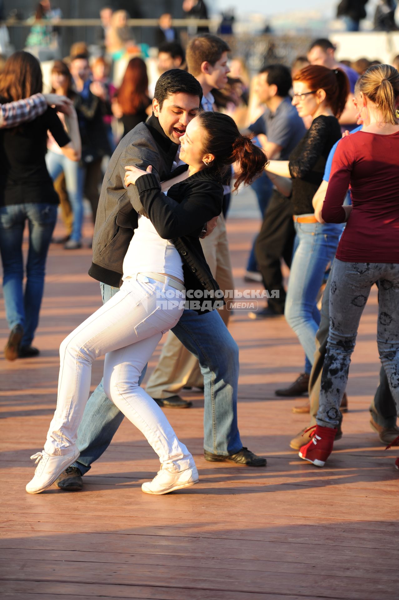 Парк Горького. На снимке: молодые люди во время танца.