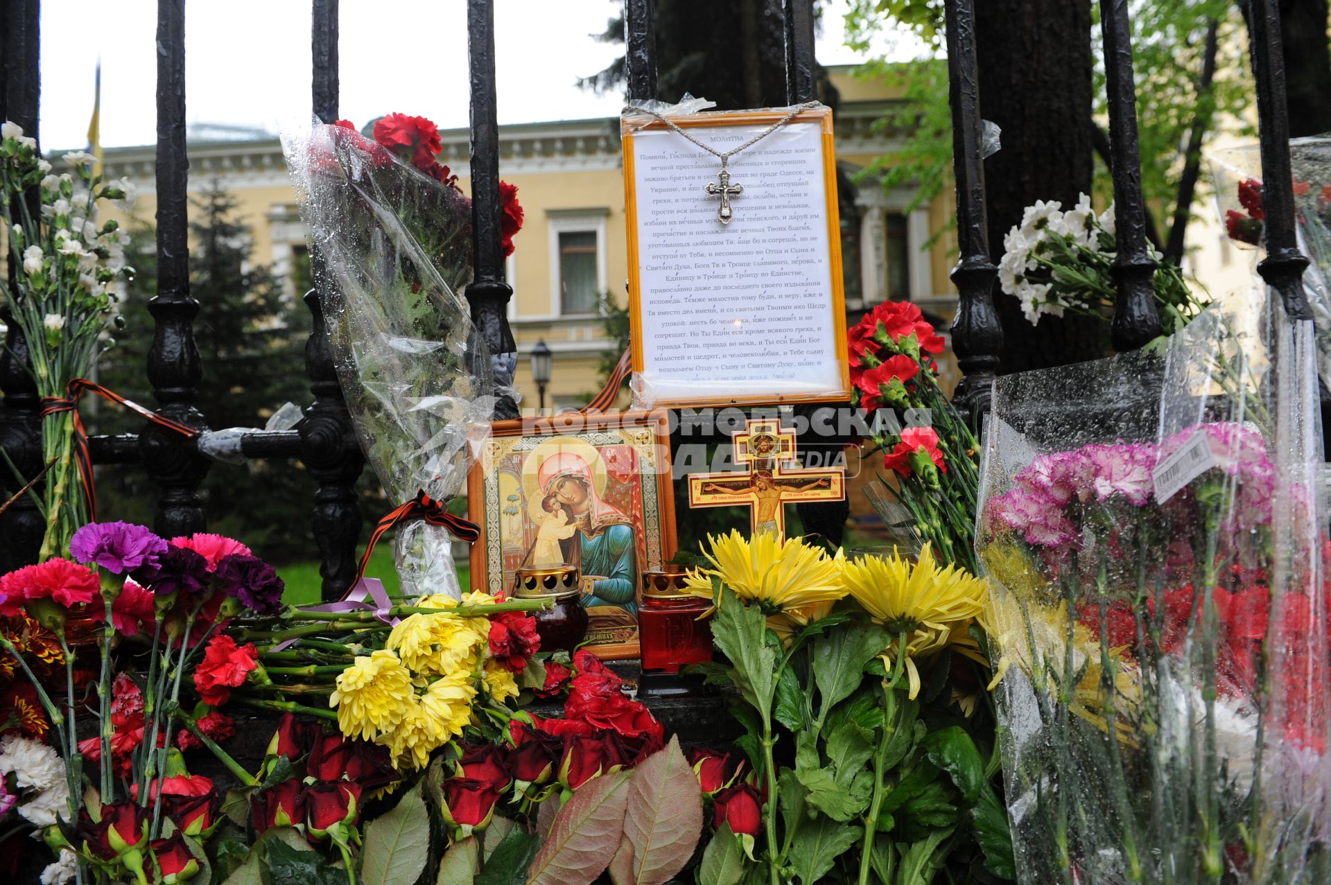 Акция памяти по погибшим в результате военных столкновений на Украине. Возложение цветов к зданию посольства Украины в Москве.