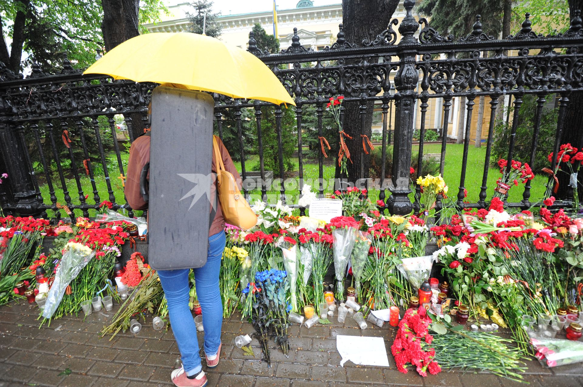 Акция памяти по погибшим в результате военных столкновений на Украине. Возложение цветов к зданию посольства Украины в Москве.