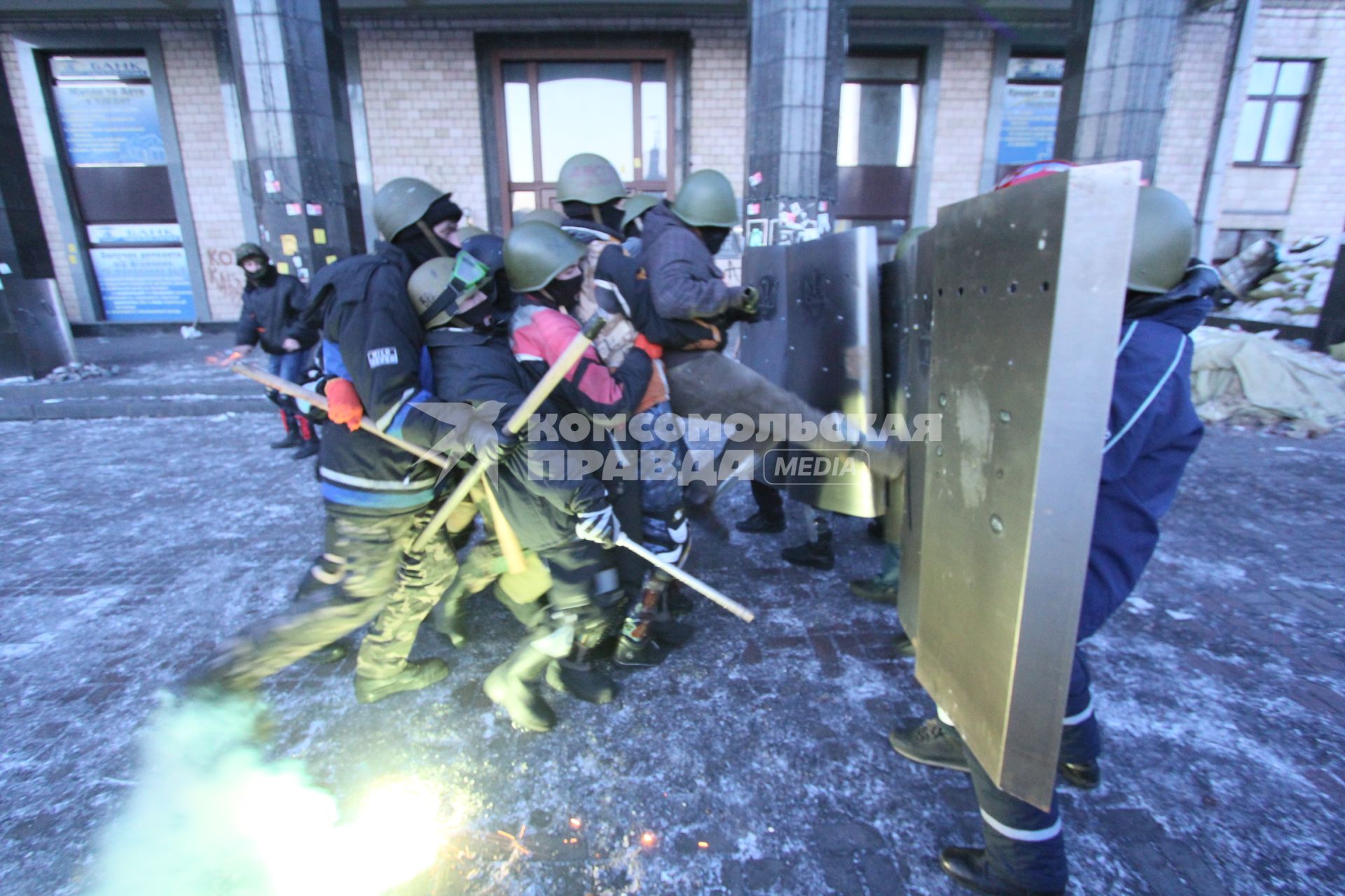 Беспорядки в Киеве. На снимке: стычка активистов Евромайдана.