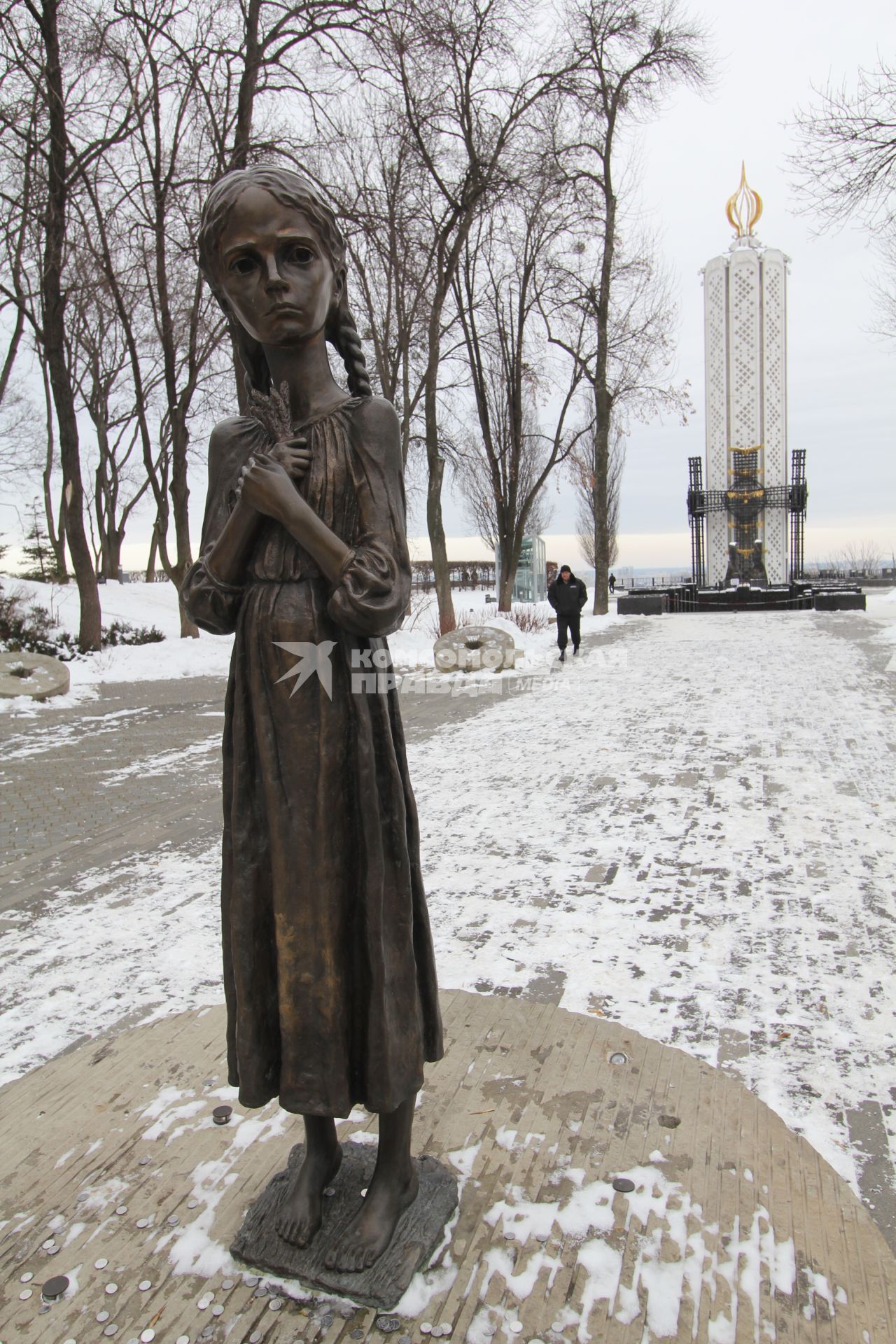 Беспорядки в Киеве. Мемориальный комплекс памяти жертв голодоморов на Украине. На снимке: скульптура девочки и часовня-памятник `Свеча памяти`.