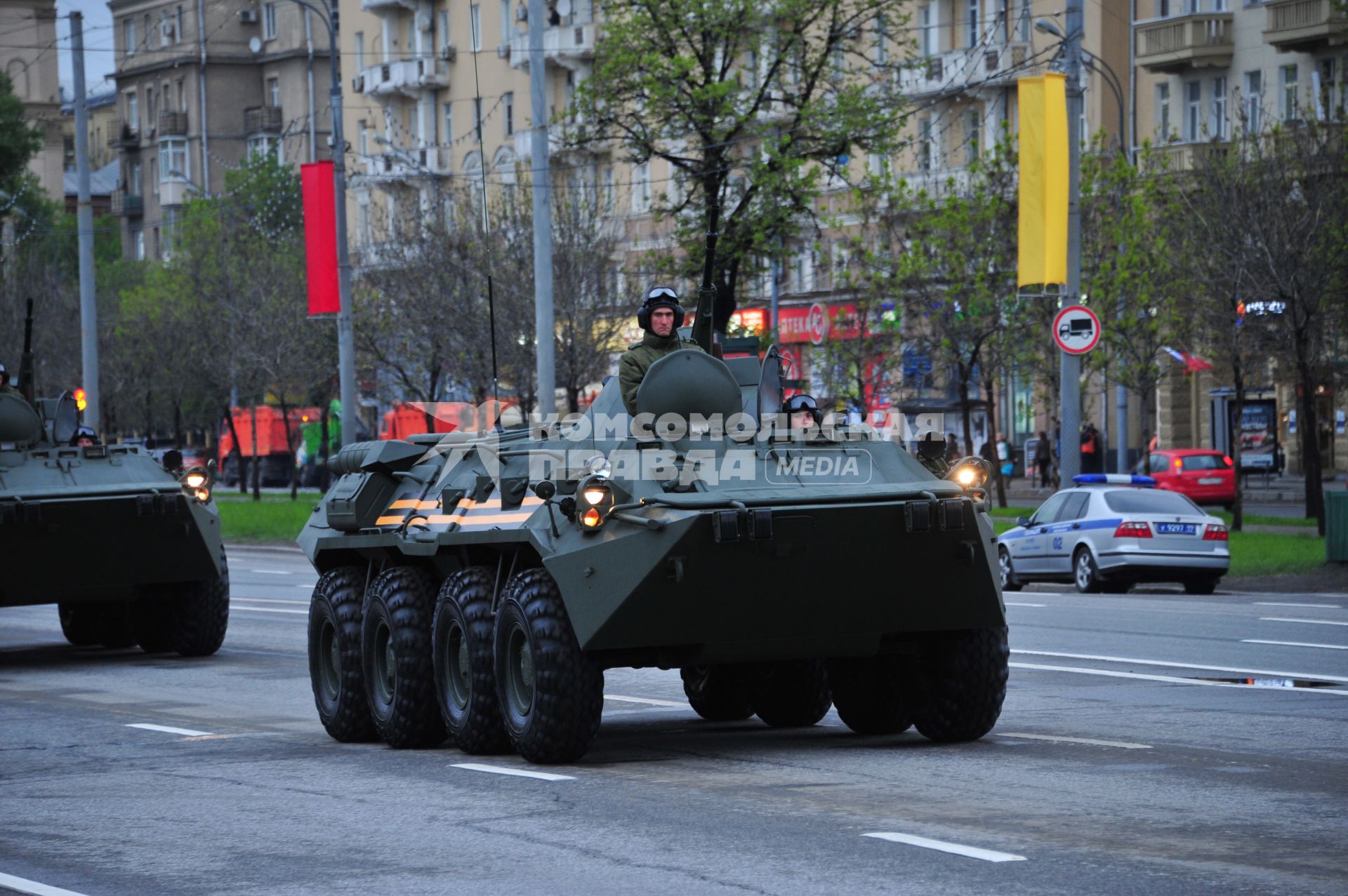 Парадные расчеты движутся по Ленинградскому проспекту на репетицию Парада Победы 09 мая на Красной площади. На снимке: бронетранспортер БТР-82А.