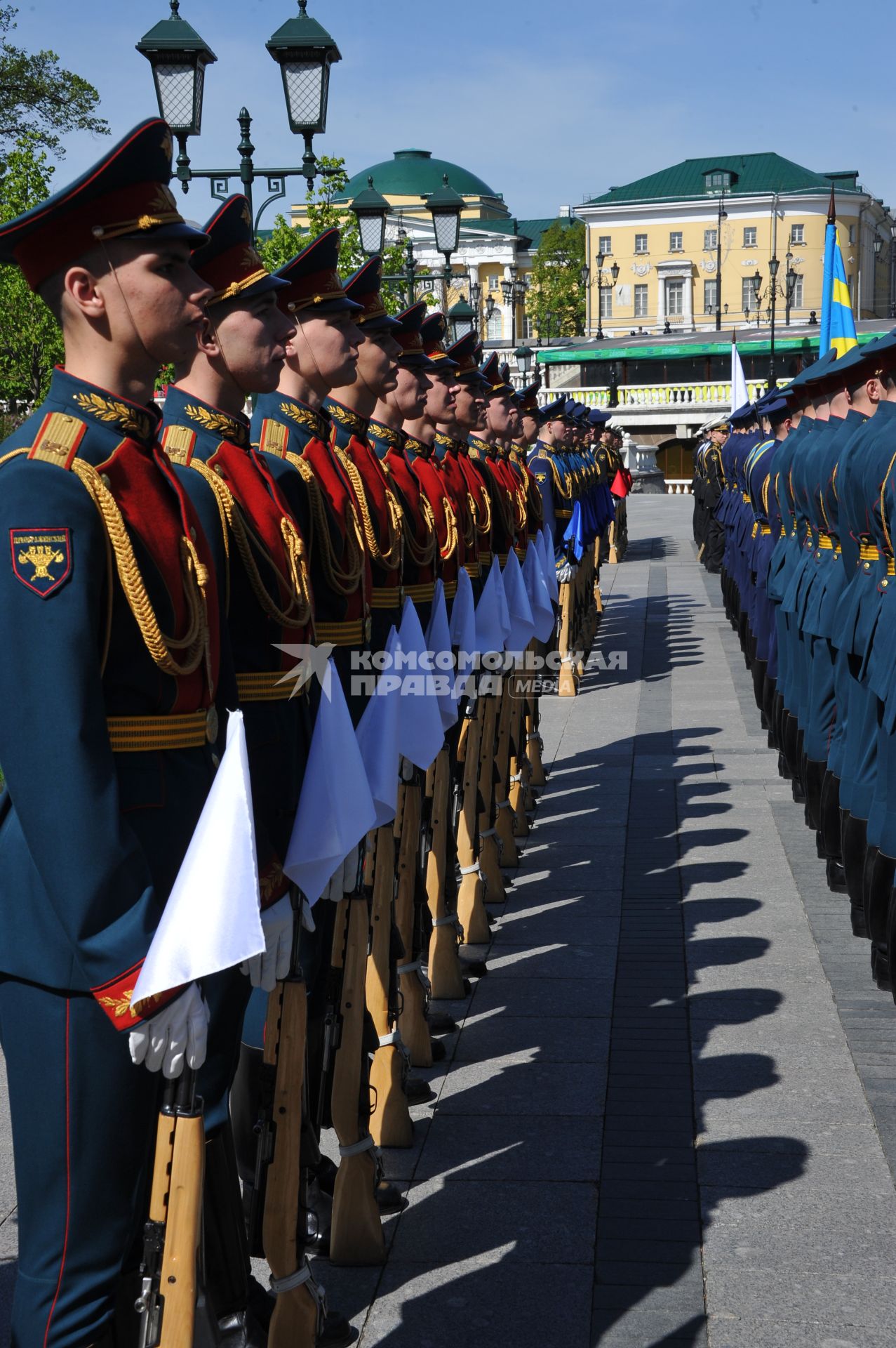 Подготовка к военному параду на Красной площади, посвященному 69-й годовщине Победы в Великой Отечественной войне. На снимке: военнослужащие Преображенского полка перед началом парада.