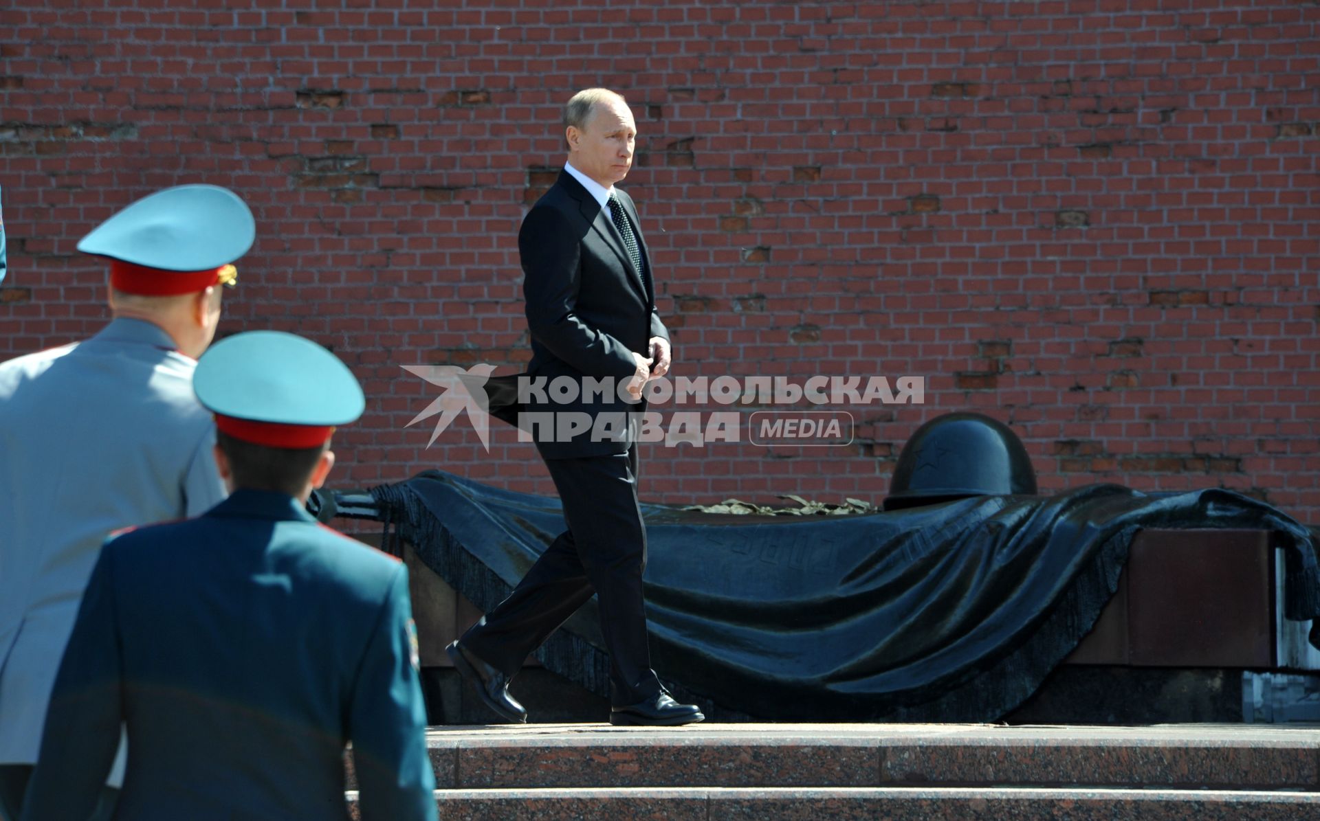 Церемония возложения венков к Могиле Неивестного солдата, в память о погибших в Великой Отечественной войне. На снимке: президент РФ Владимир Путин перед фотографированием у Кремлевской стены.