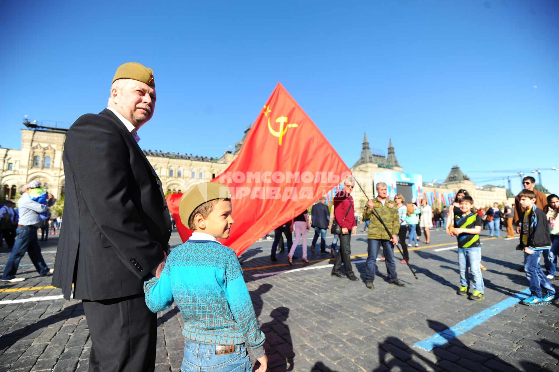 День Победы. Праздничные мероприятия, посвященные 69-й годовщине Победы в Великой Отечественной войне. На снимке: ветеран с внуком на Красной площади.