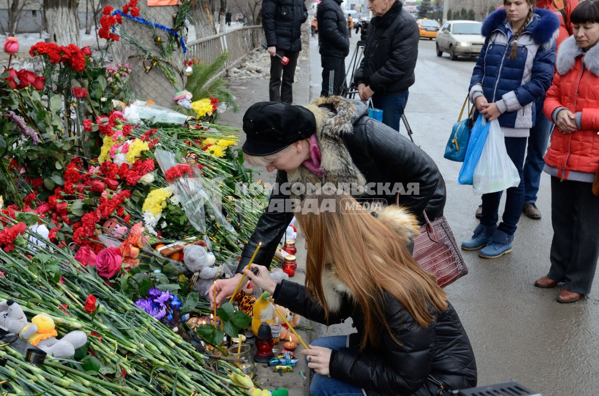 Люди приносят цветы к месту теракта в Волгограде, где террористами был взорван троллейбус.