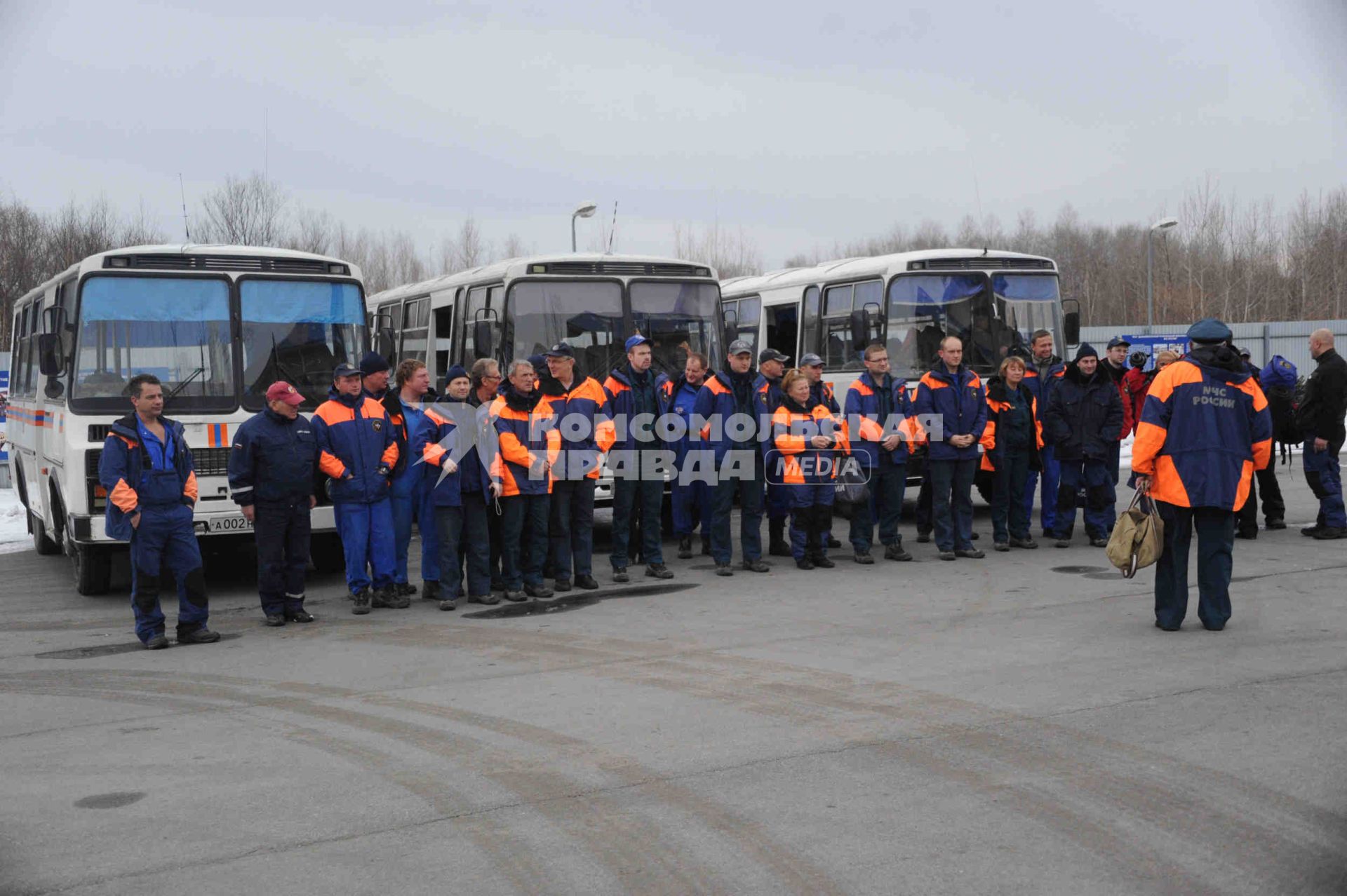 Аэродром Раменское. На снимке: российские спасатели перед вылетом в Себу для оказания помощи Филиппинам, пострадавшим в результате тайфуна `Хайян` (Йоланда).