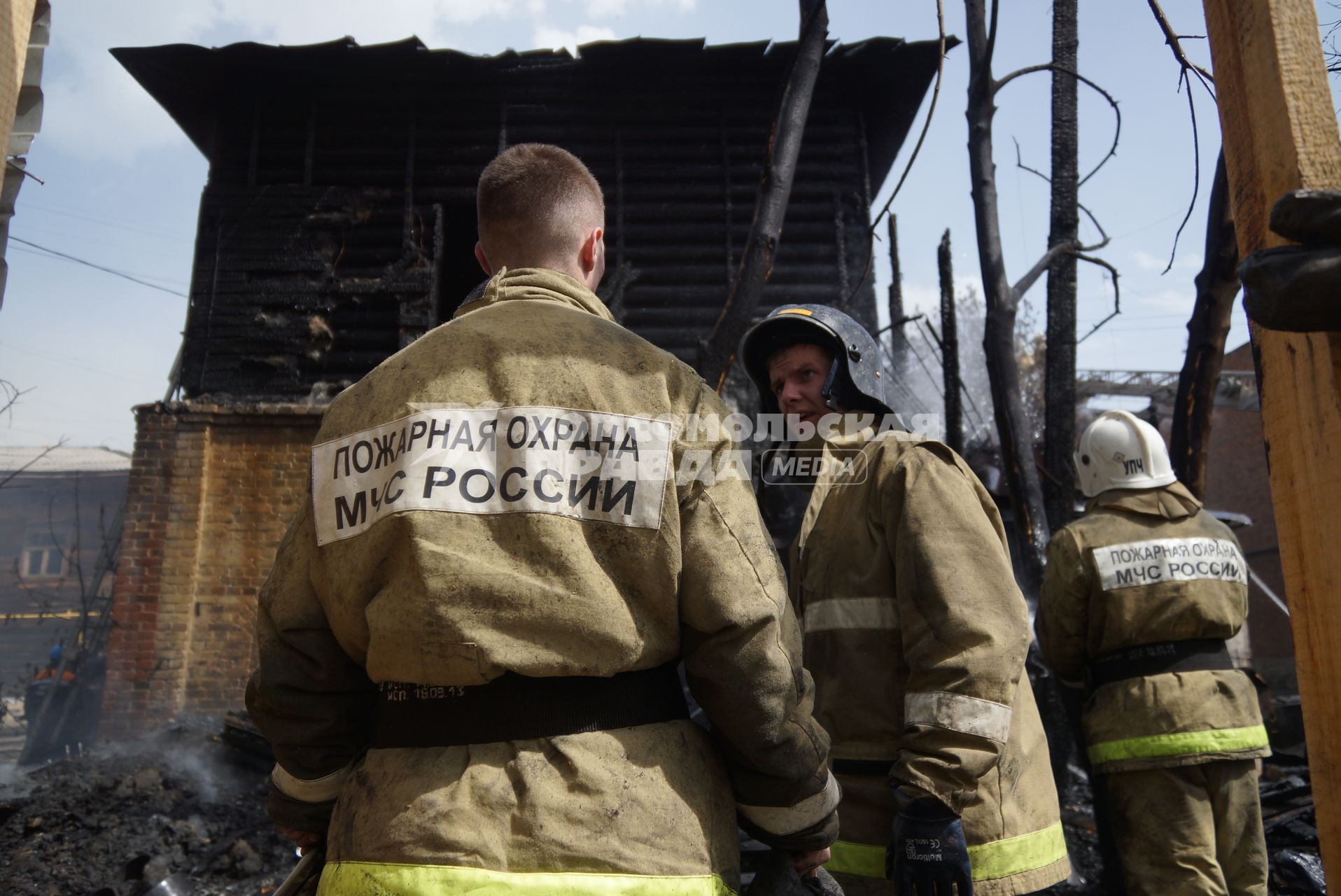 Пожарные у сгоревшего дома во время пожара в Екатеринбурге на Вайнера 70