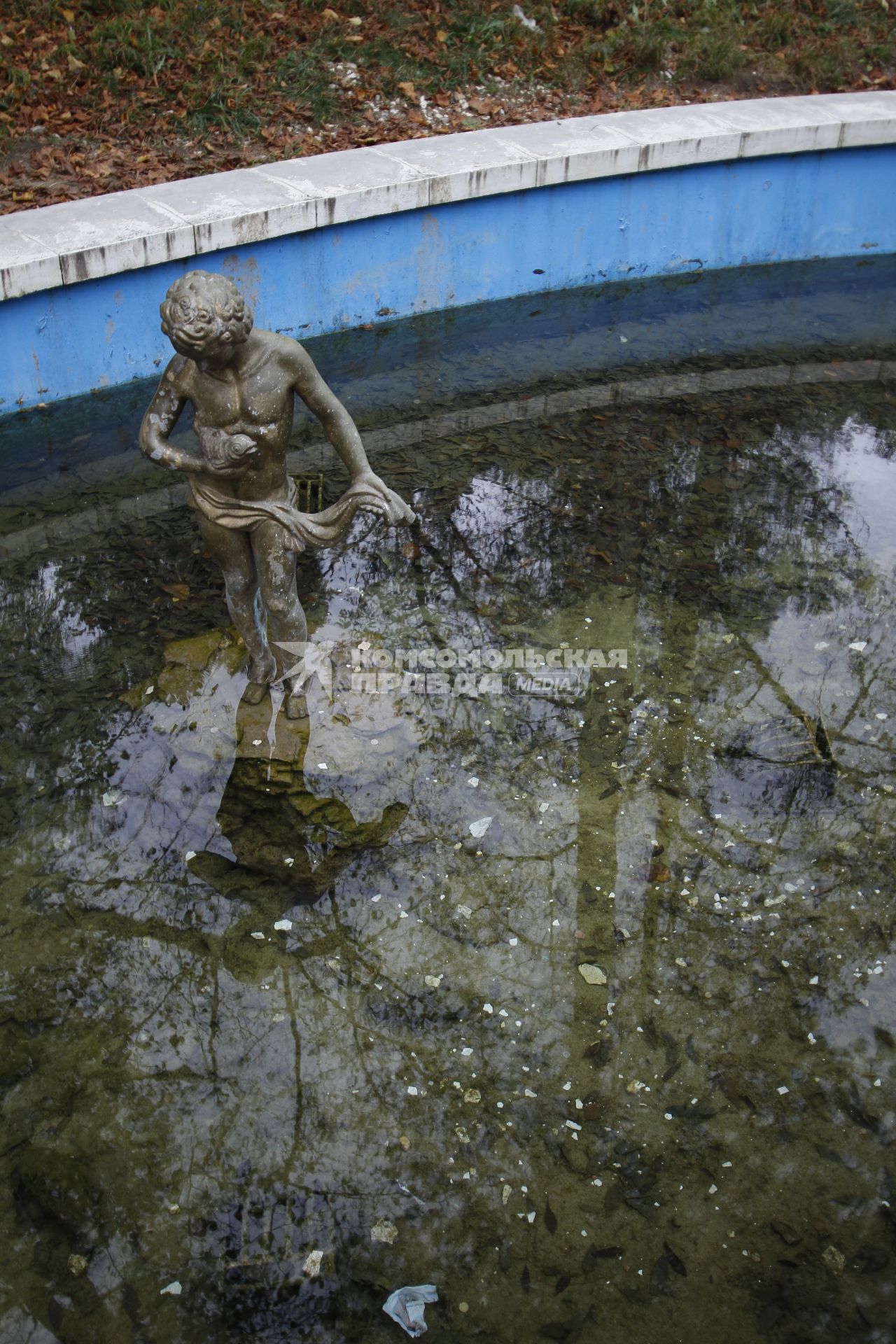 Статуя в фонтане Курортного парка в Кисловодске