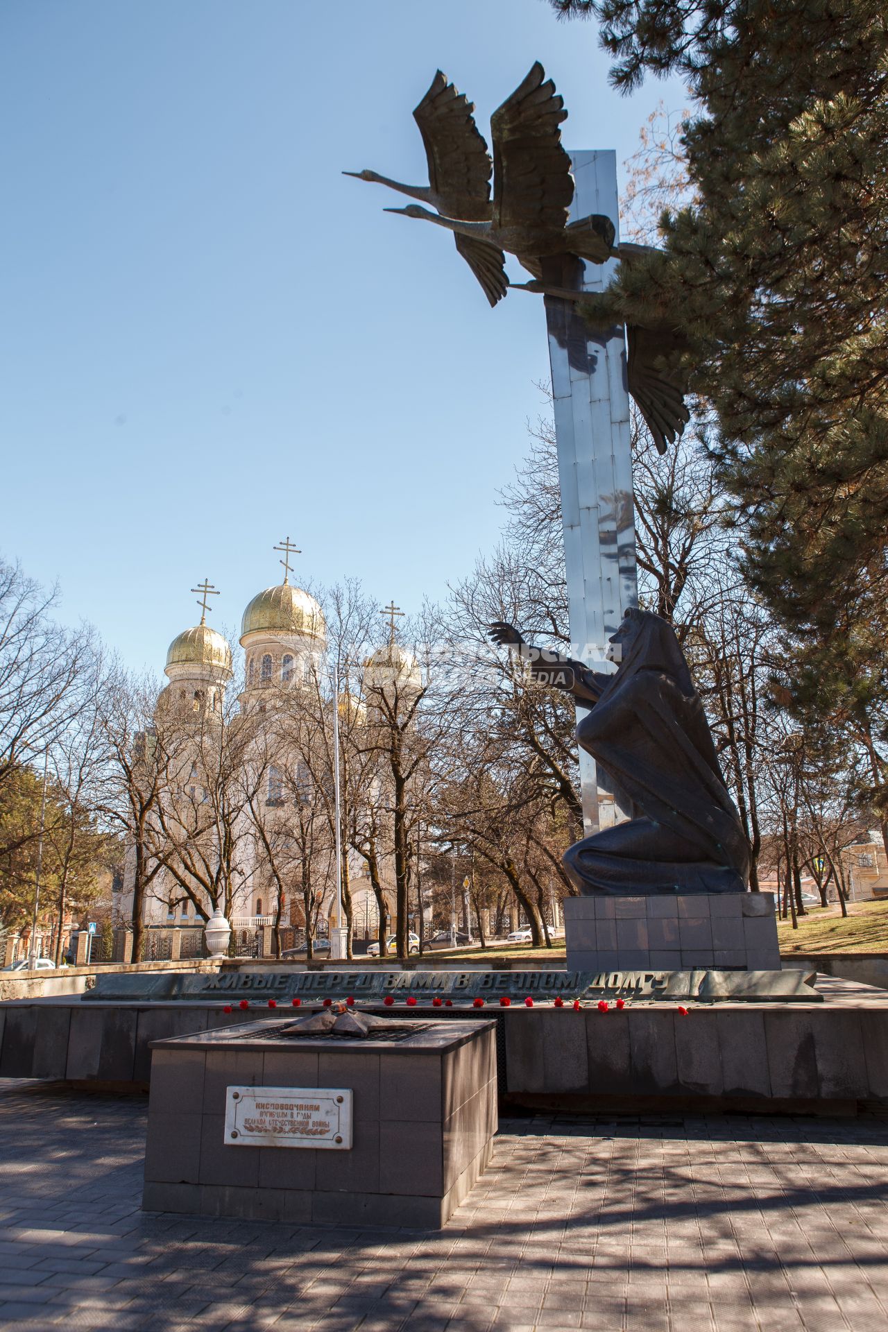 Мемориал Журавли в центре Кисловодска. На заднем плане Свято-Никольский собор