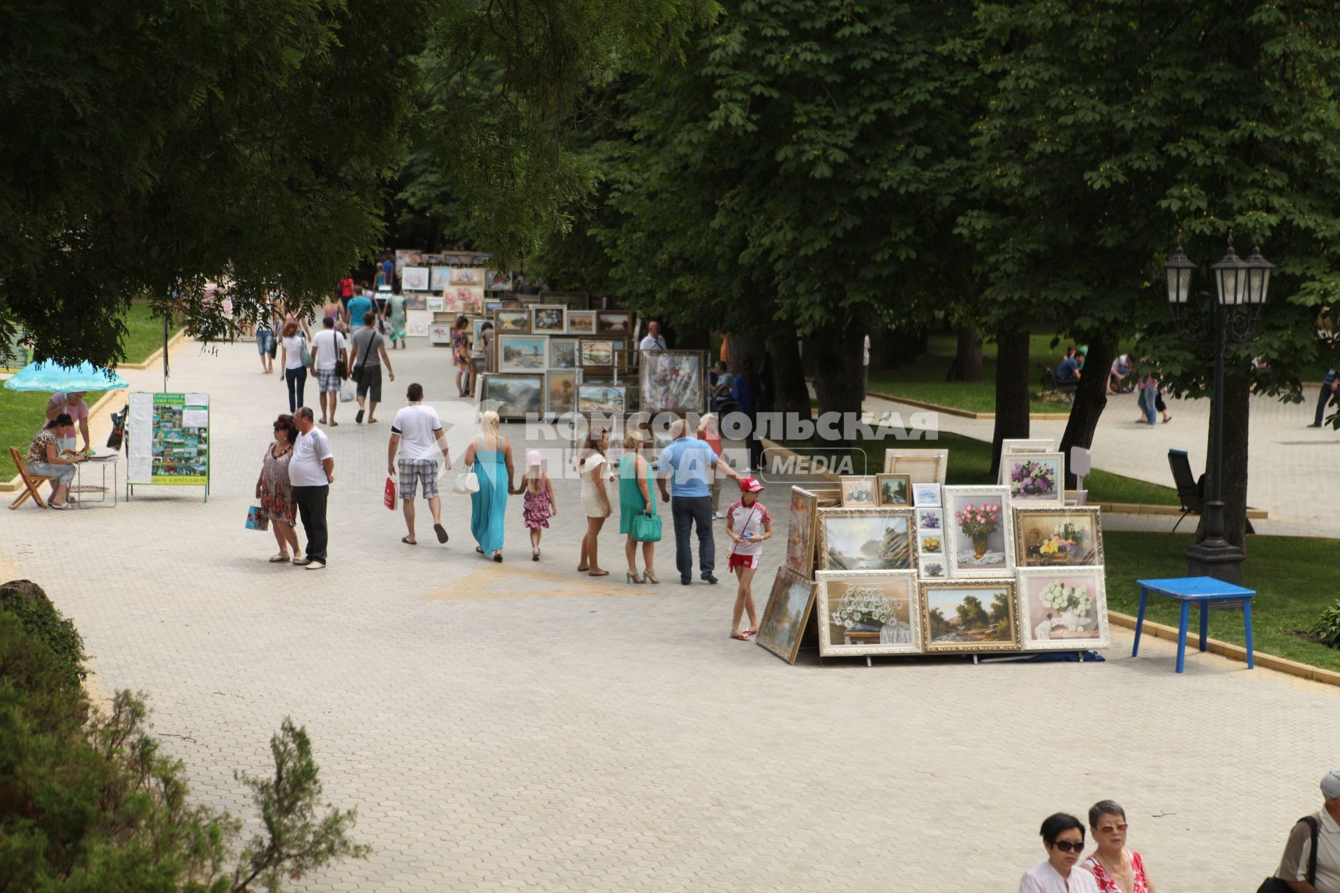 Отдыхающие в курортном парке Кисловодска