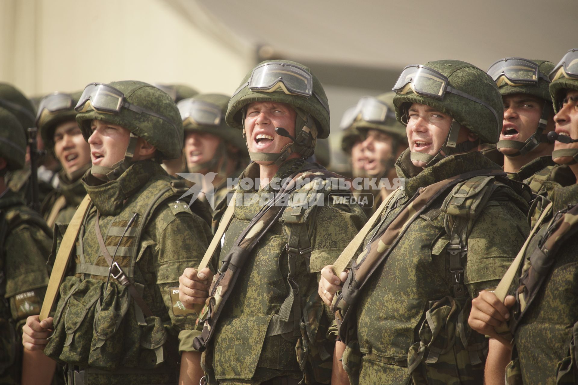 Российские солдаты приветствуют командующего в строю  во время проведения Российско-Китайских учений Мирная миссия 2013 на полигоне в Чебаркуле