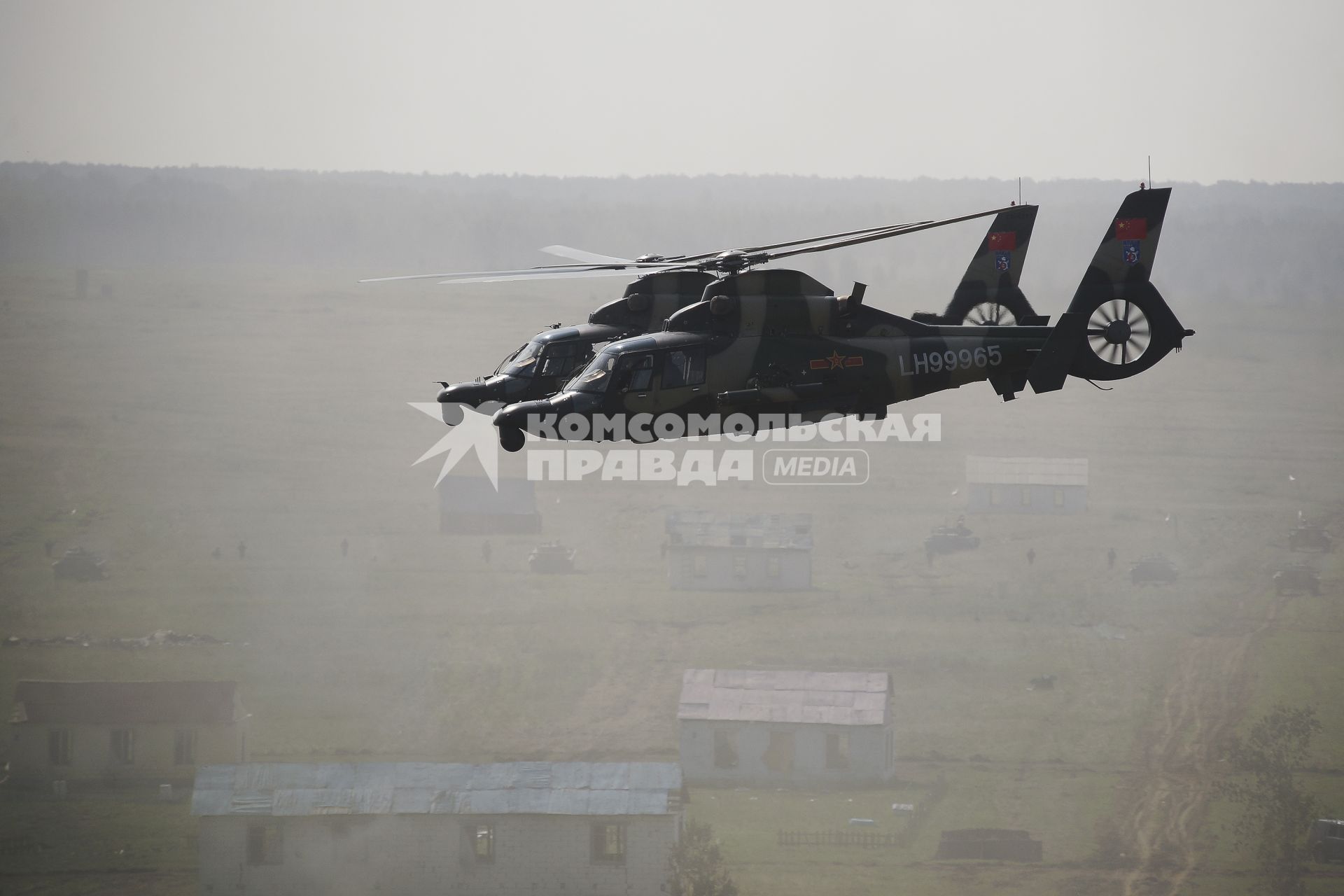 Звено китайских боевых вертолетов z-9 летят над полем во время проведения Российско-Китайских учений Мирная миссия 2013 на полигоне в Чебаркуле