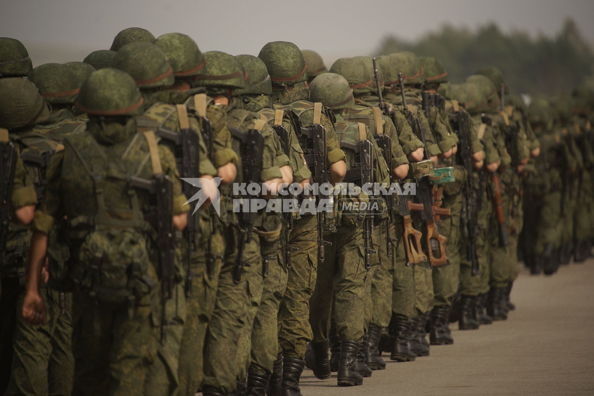 колонна российских солдат  во время проведения Российско-Китайских учений Мирная миссия 2013 на полигоне в Чебаркуле