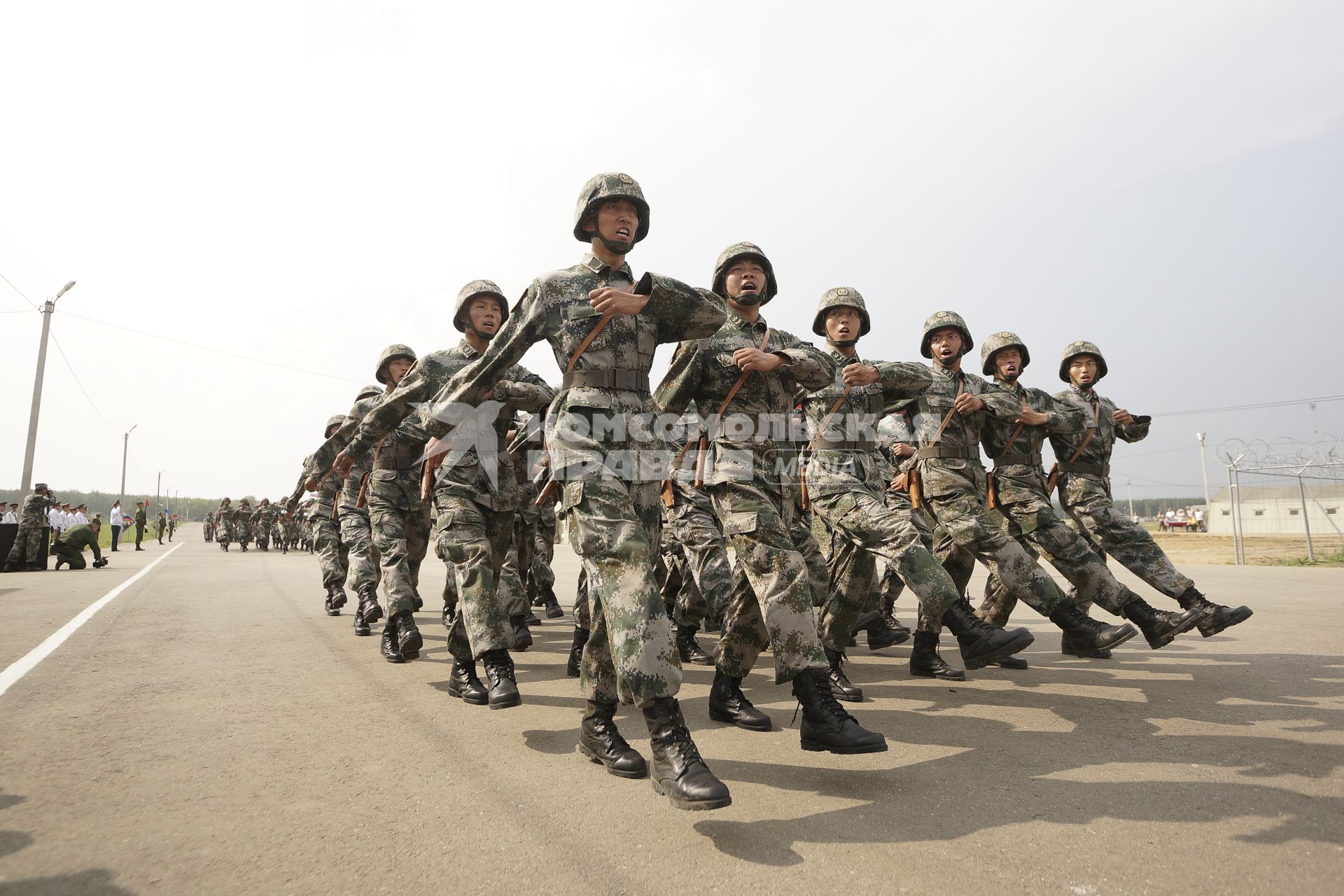 колонна китайских солдат проходит маршем  во время проведения Российско-Китайских учений Мирная миссия 2013 на полигоне в Чебаркуле