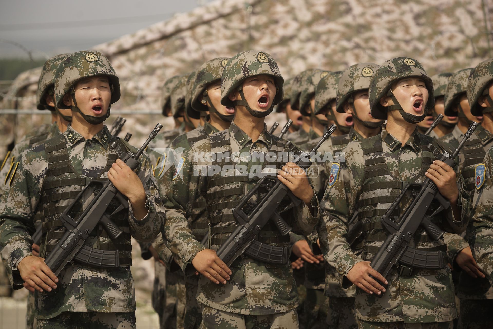 Китайские солдаты НОАК приветствуют командующего в строю  во время проведения Российско-Китайских учений Мирная миссия 2013 на полигоне в Чебаркуле