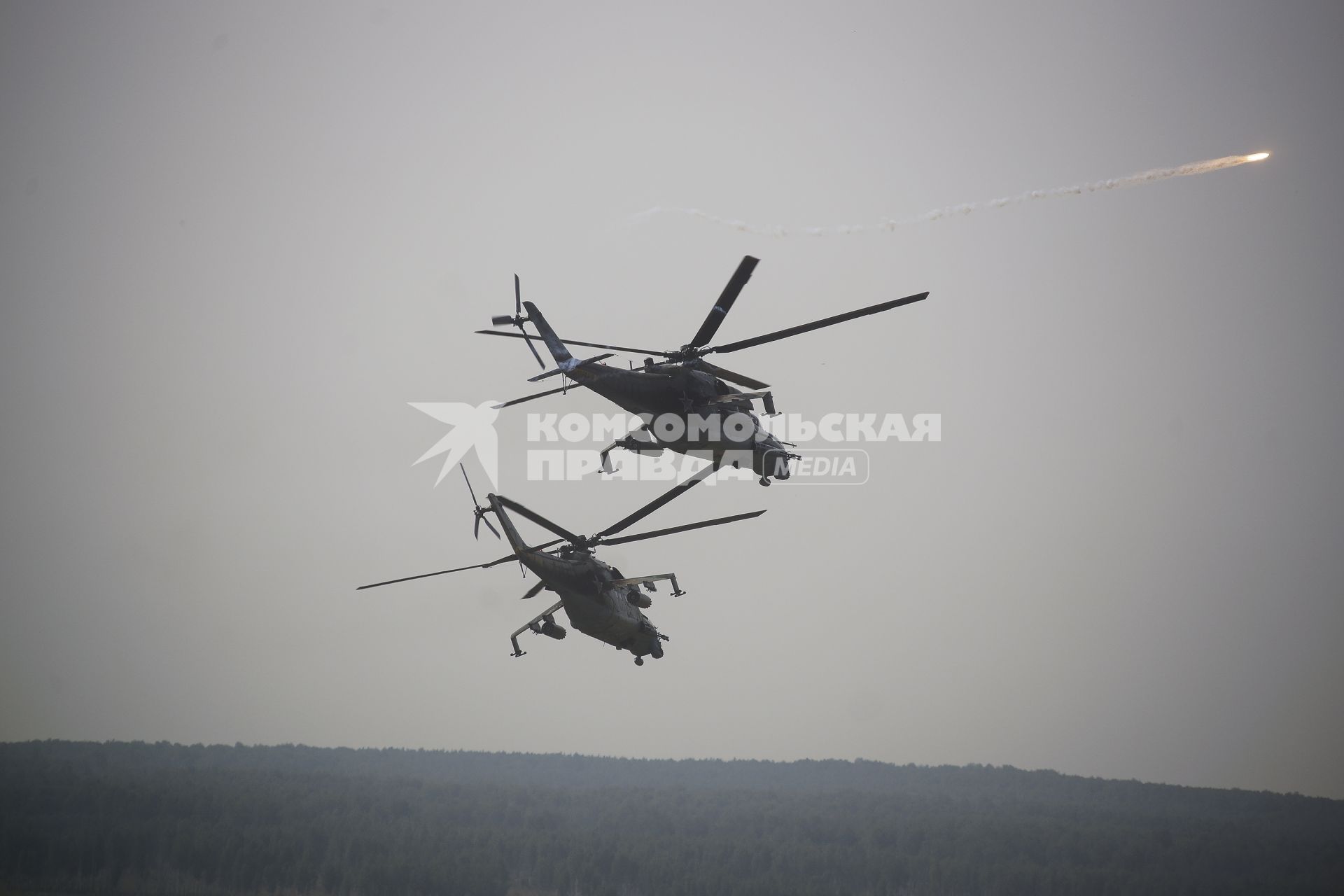 Звено боевых вертолетов ми-24 в полете  во время проведения Российско-Китайских учений Мирная миссия 2013 на полигоне в Чебаркуле Вертолет отстреливает ИК-ловушки