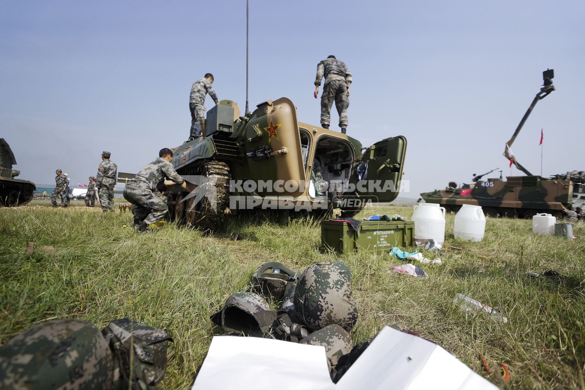 Китайские военные моют БМП WZ506  во время проведения Российско-Китайских учений Мирная миссия 2013 на полигоне в Чебаркуле