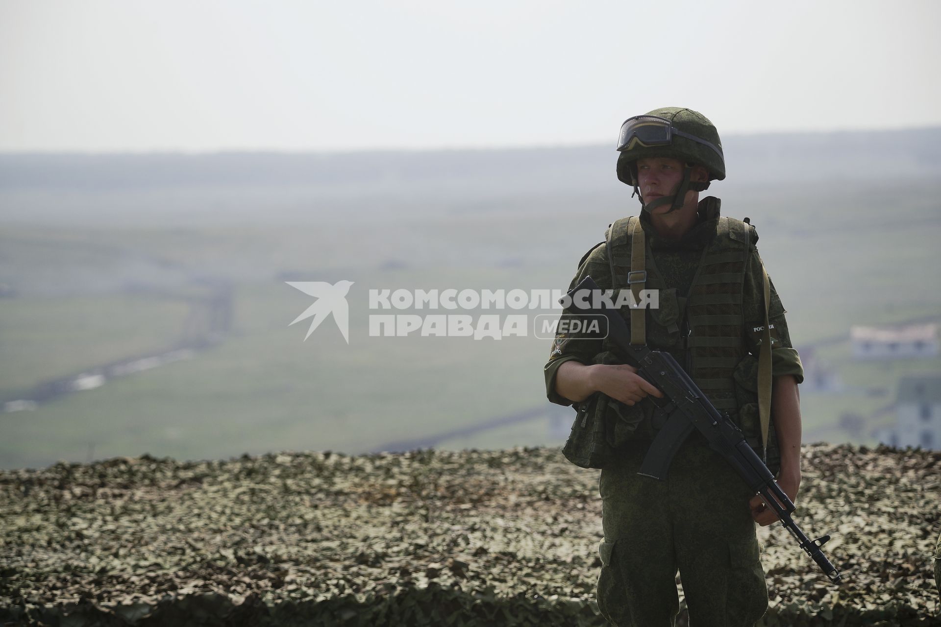 Российский солдат с автоматом на полигоне в Чебаркуле