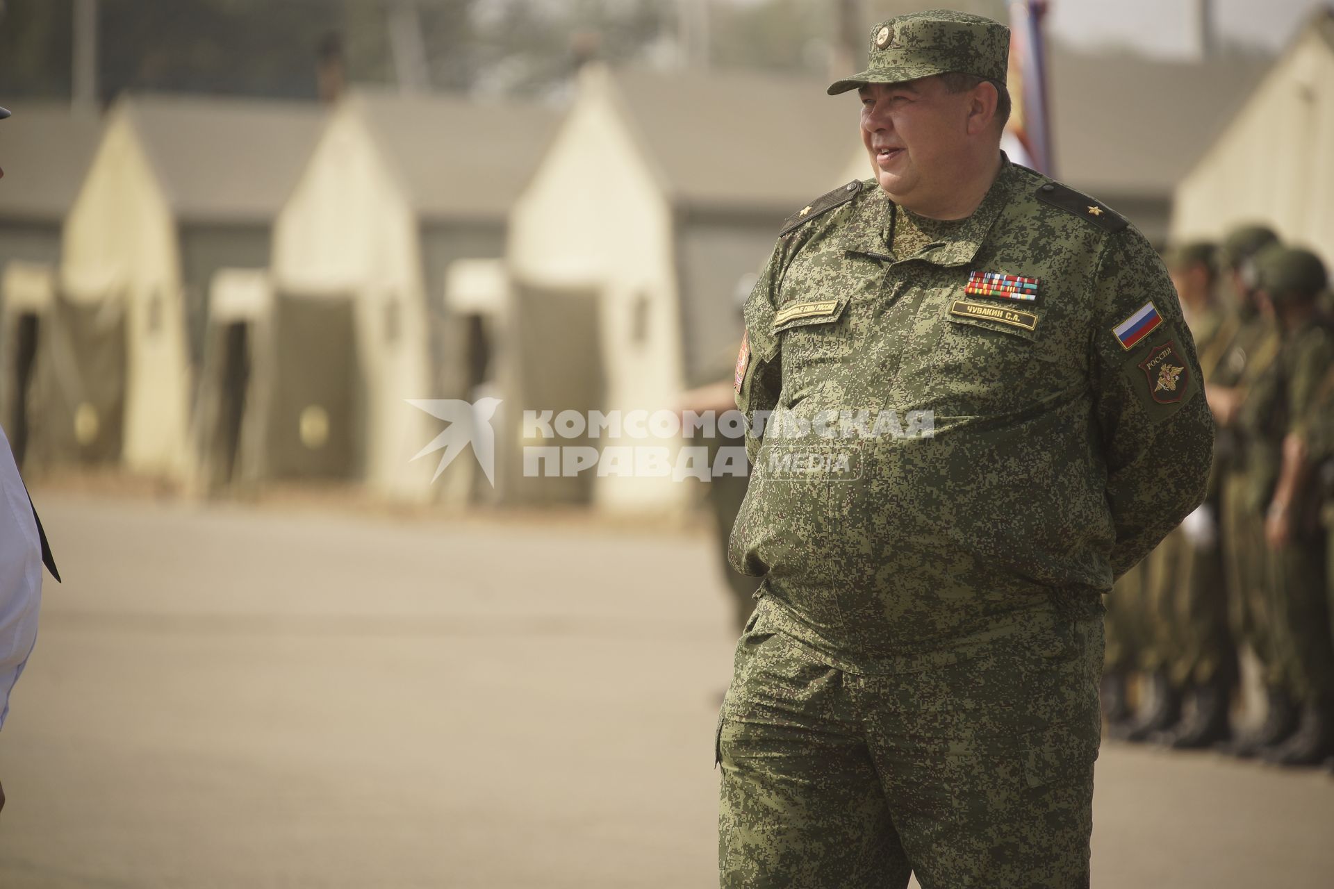 Российский военный генерал Чувакин С.А. с большим животом во время проведения Российско-Китайских учений Мирная миссия 2013 на полигоне в Чебаркуле