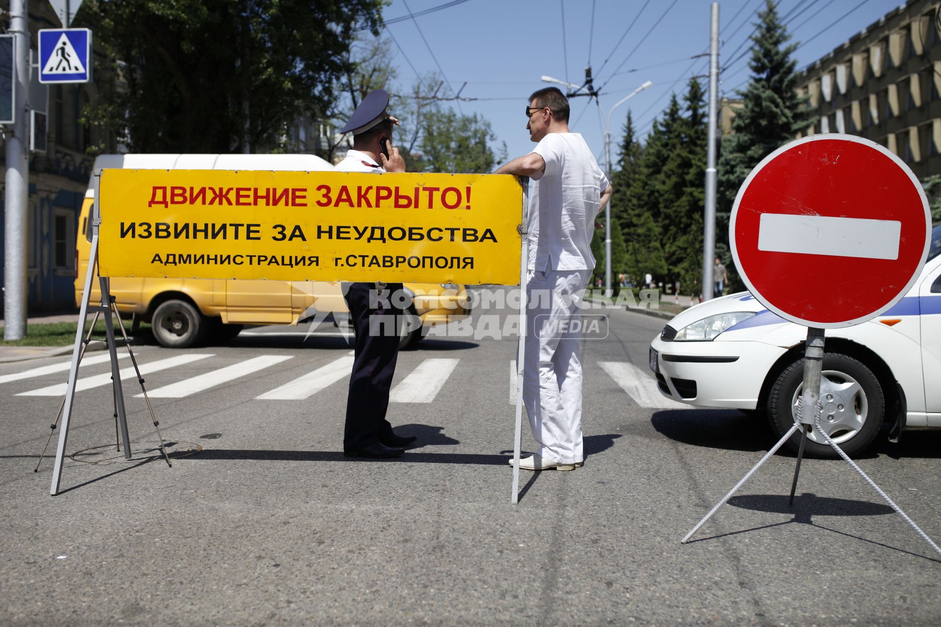 Перекрытие улицы патрулем ДПС в Ставрополе