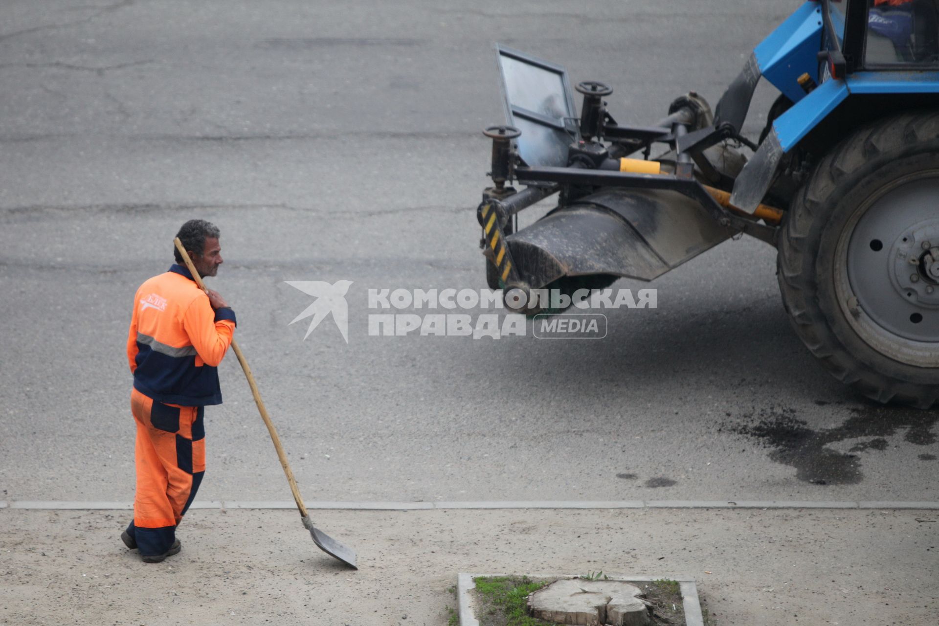 Дорожники стоят с лопатами и ничего не делают