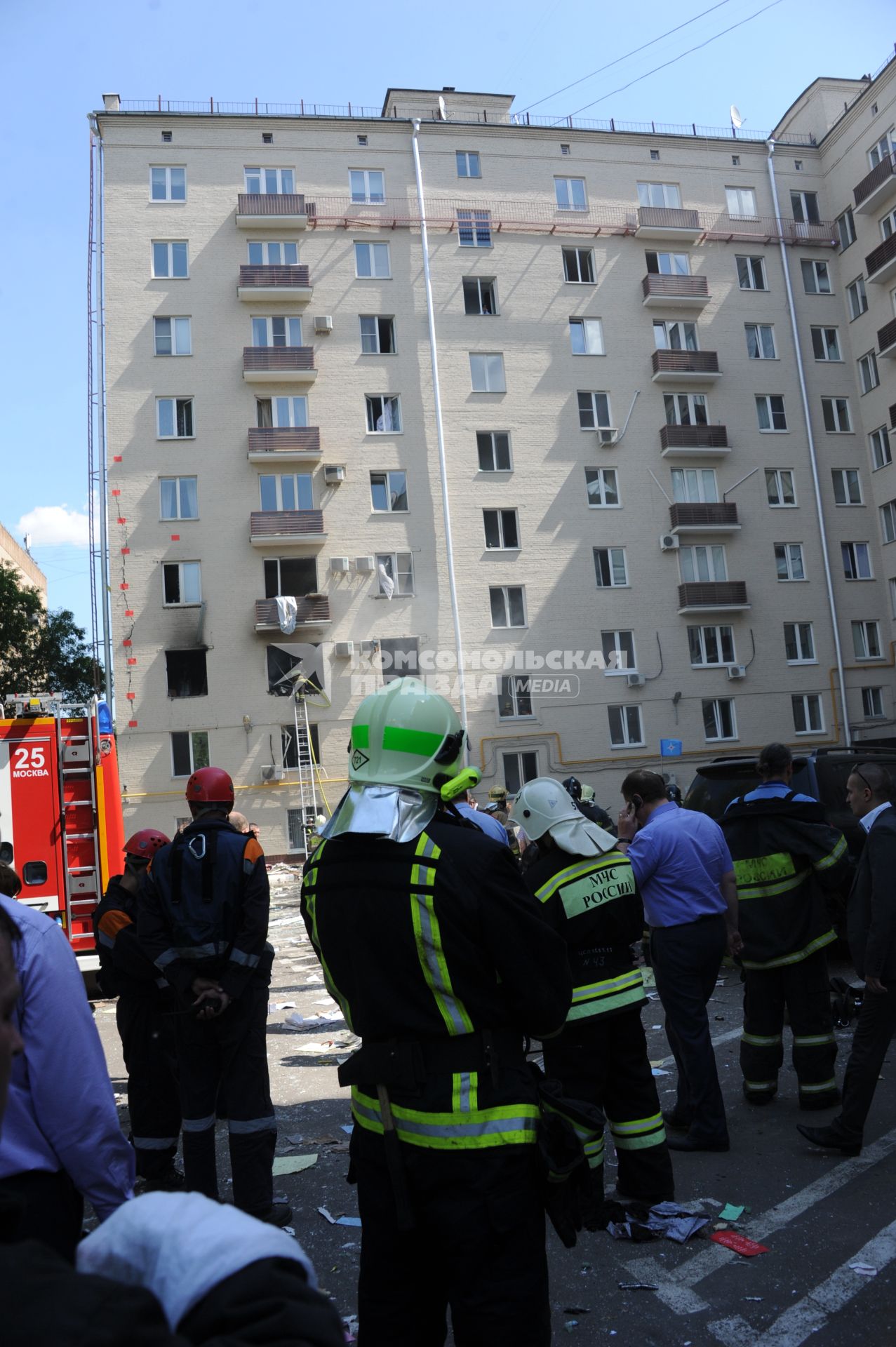 Жилой дом на Кутузовском проспекте 14, где произошел взрыв бытового газа. На снимке: сотрудники МЧС у здания.