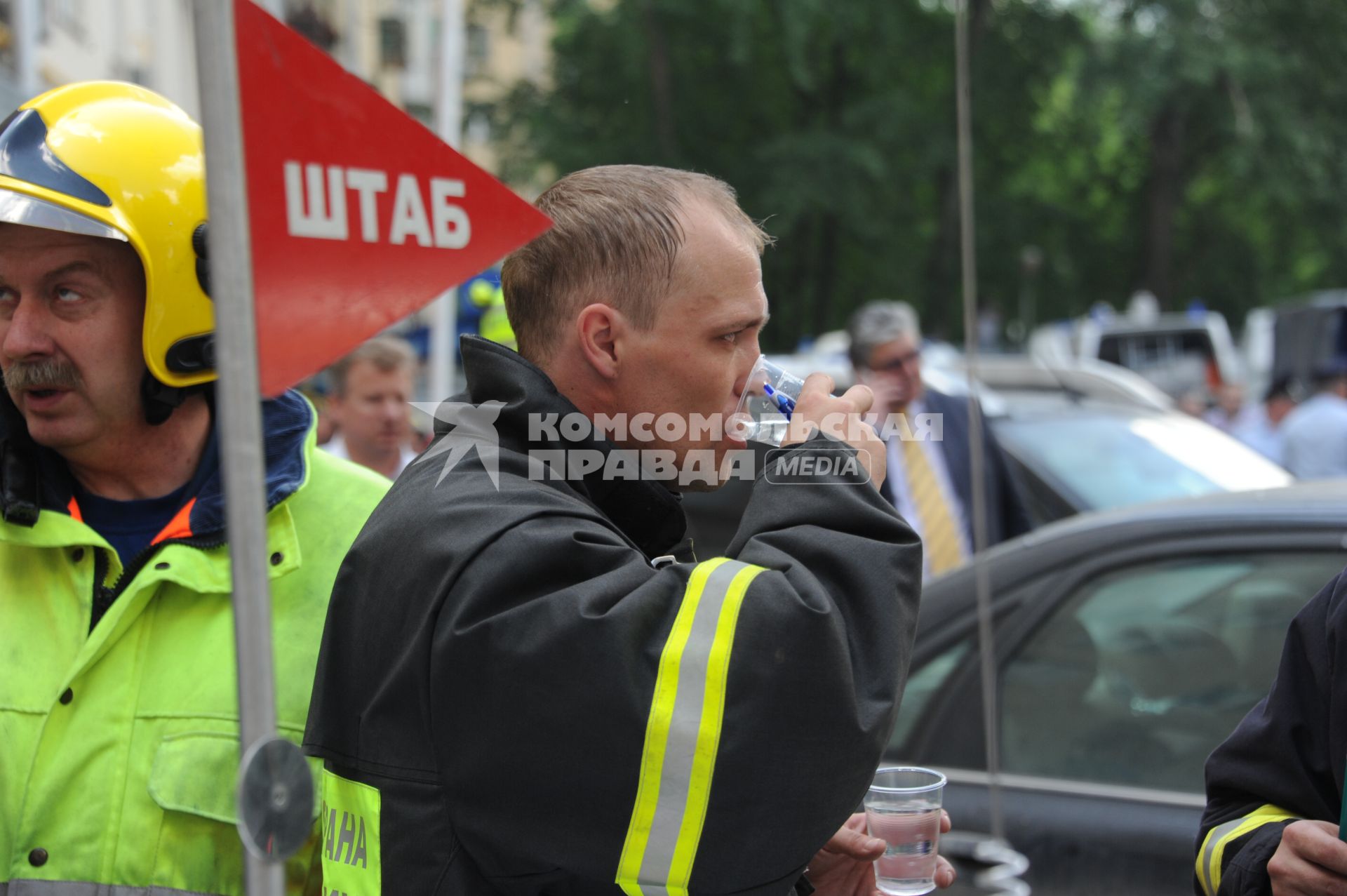 Жилой дом на Кутузовском проспекте 14, где произошел взрыв бытового газа. На снимке: штаб МЧС у здания.