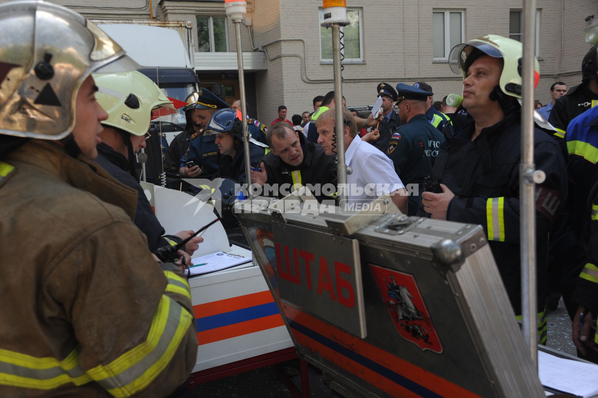 Жилой дом на Кутузовском проспекте 14, где произошел взрыв бытового газа. На снимке: штаб МЧС у здания.