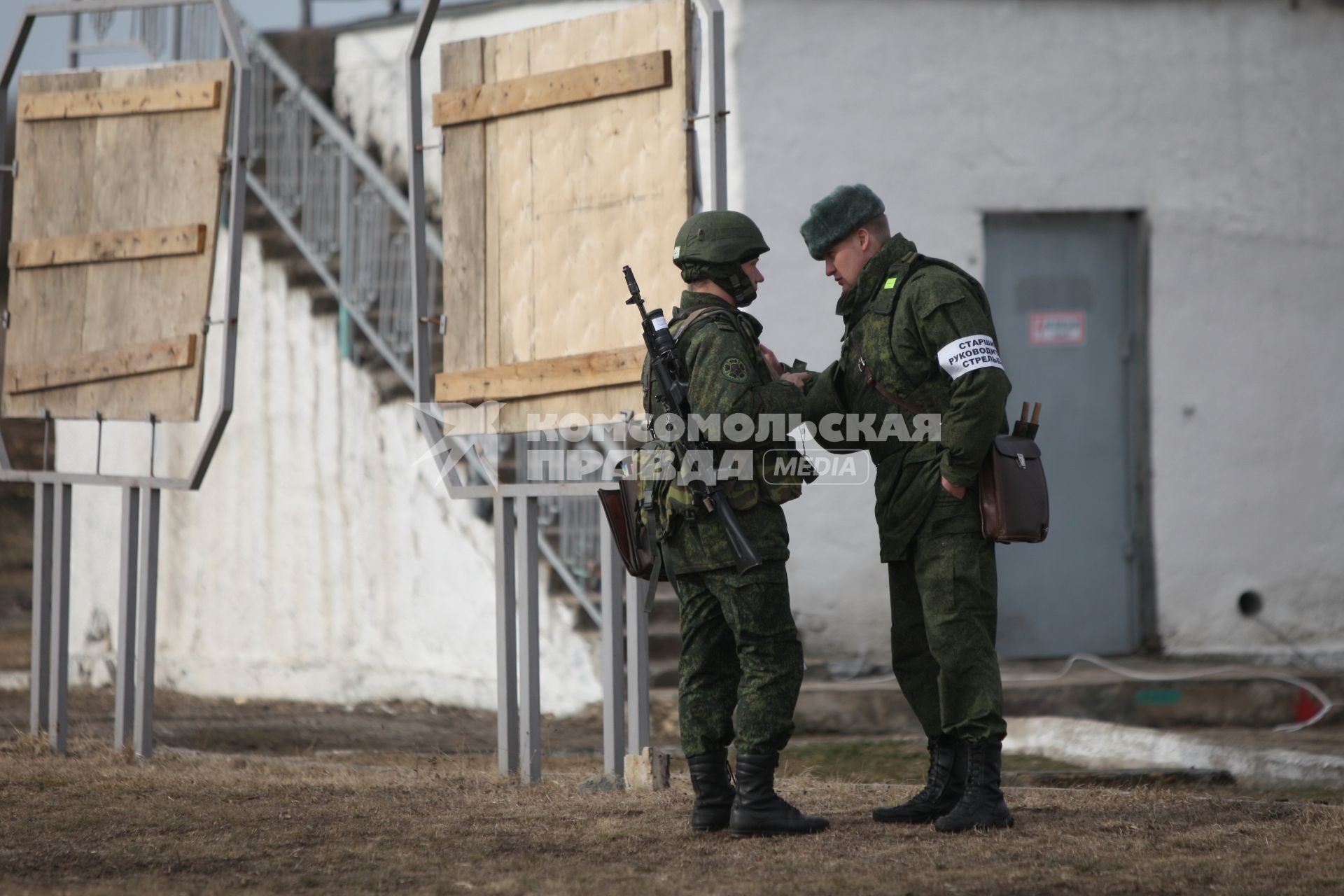 Солдат получает приказ от старшего по званию