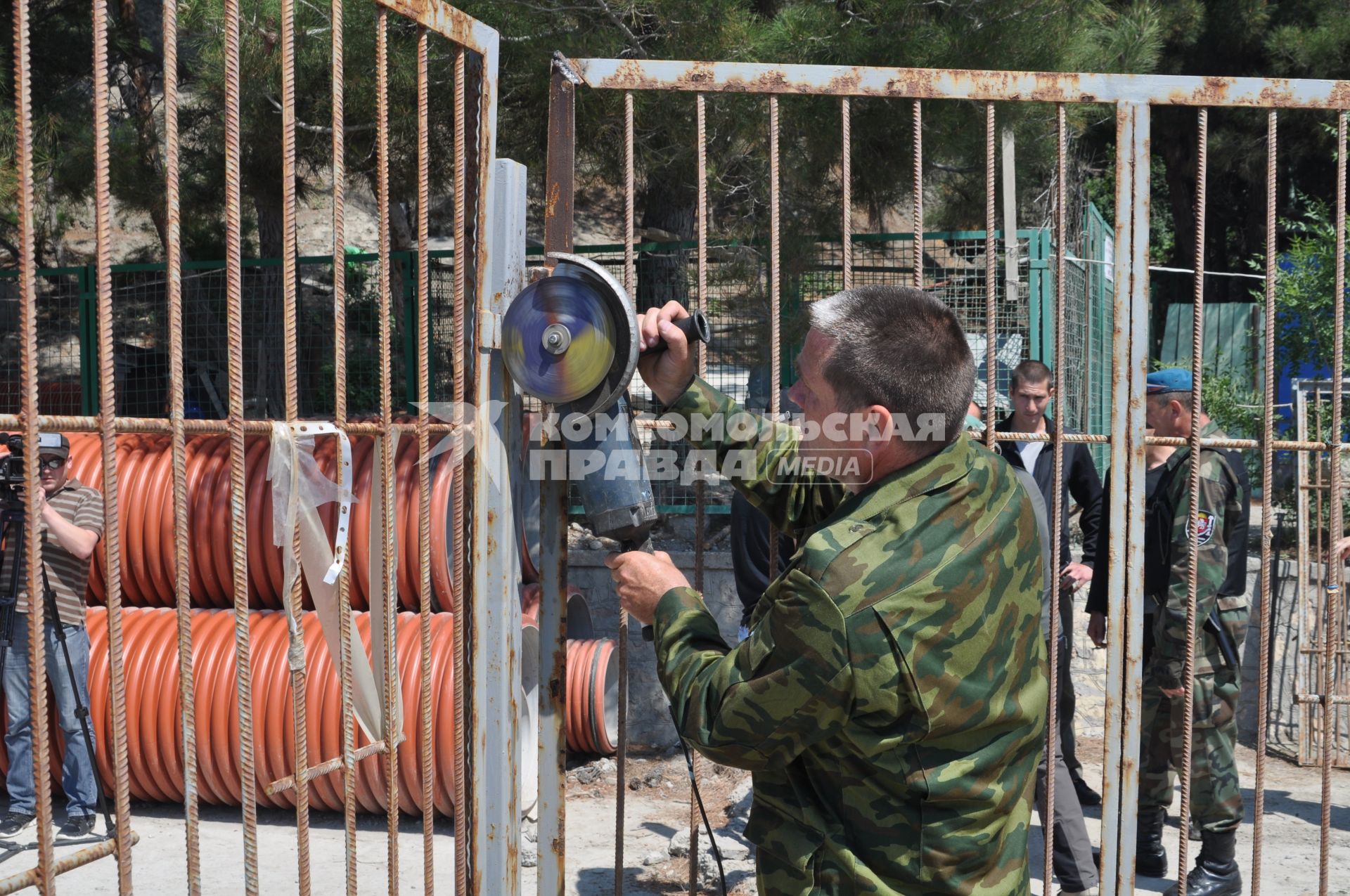 Крымская самооборона снесла на пляжах заборы украинских олигархов. Ломают забор в поселке Парковое.