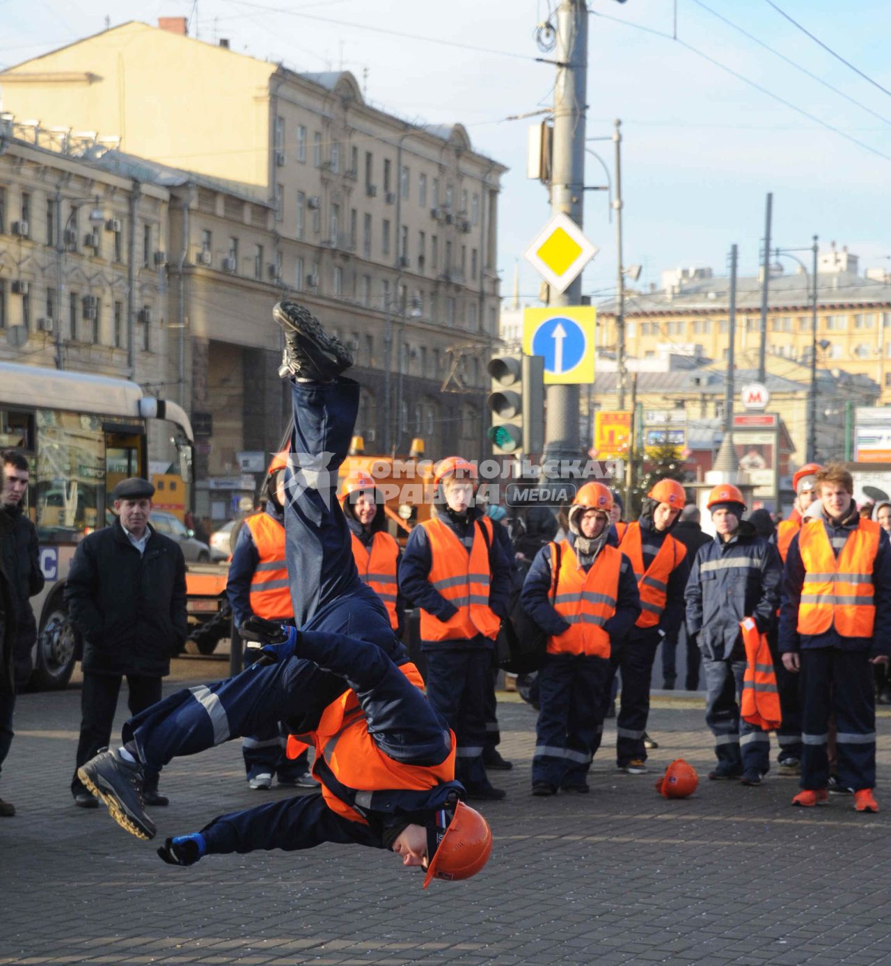 На Пушкинской площади строители устроили праздничный флешмоб, посвященный наступающему Новогому Году.