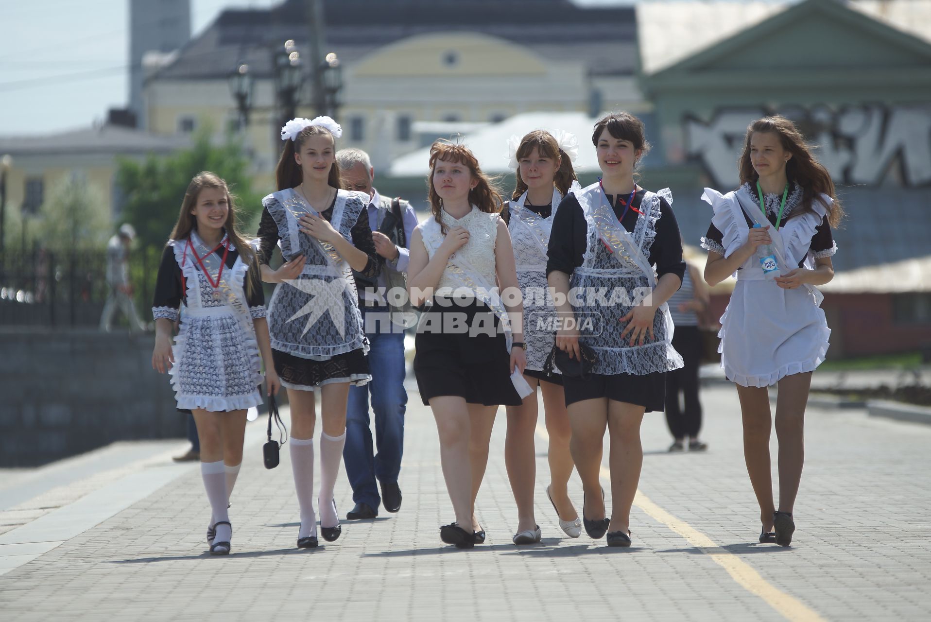 Выпускницы гуляют по городу после празднования последнего звонка в школах