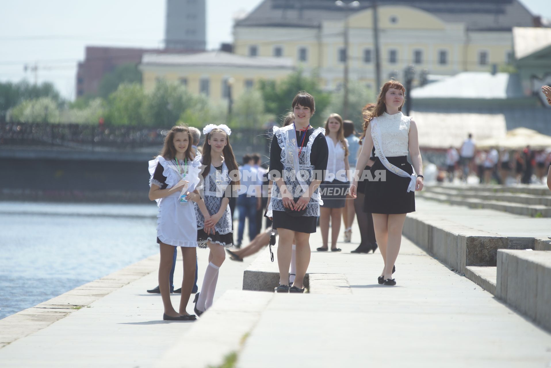 Выпускницы гуляют по городу после празднования последнего звонка в школах