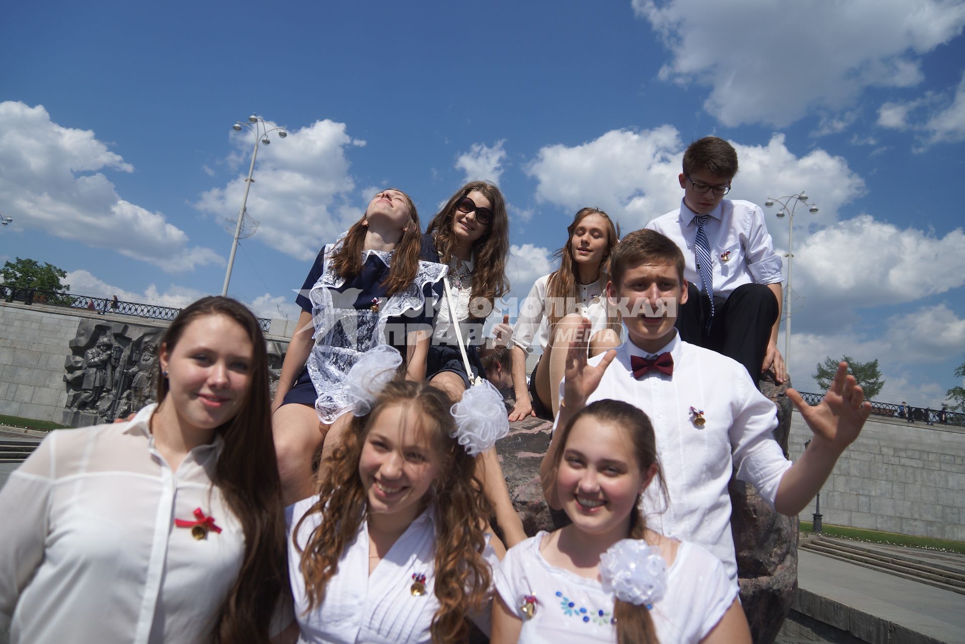 Выпускники фотографируются после празднования последнего звонка в школах