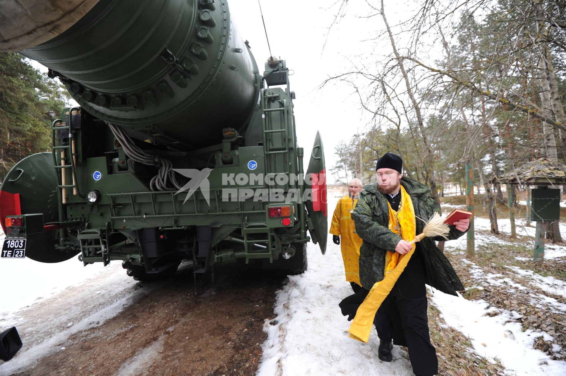 Серпуховский военный институт РВСН. На снимке: священнослужитель окрапляет святой водой  ракетный комплекс `Тополь-М`.