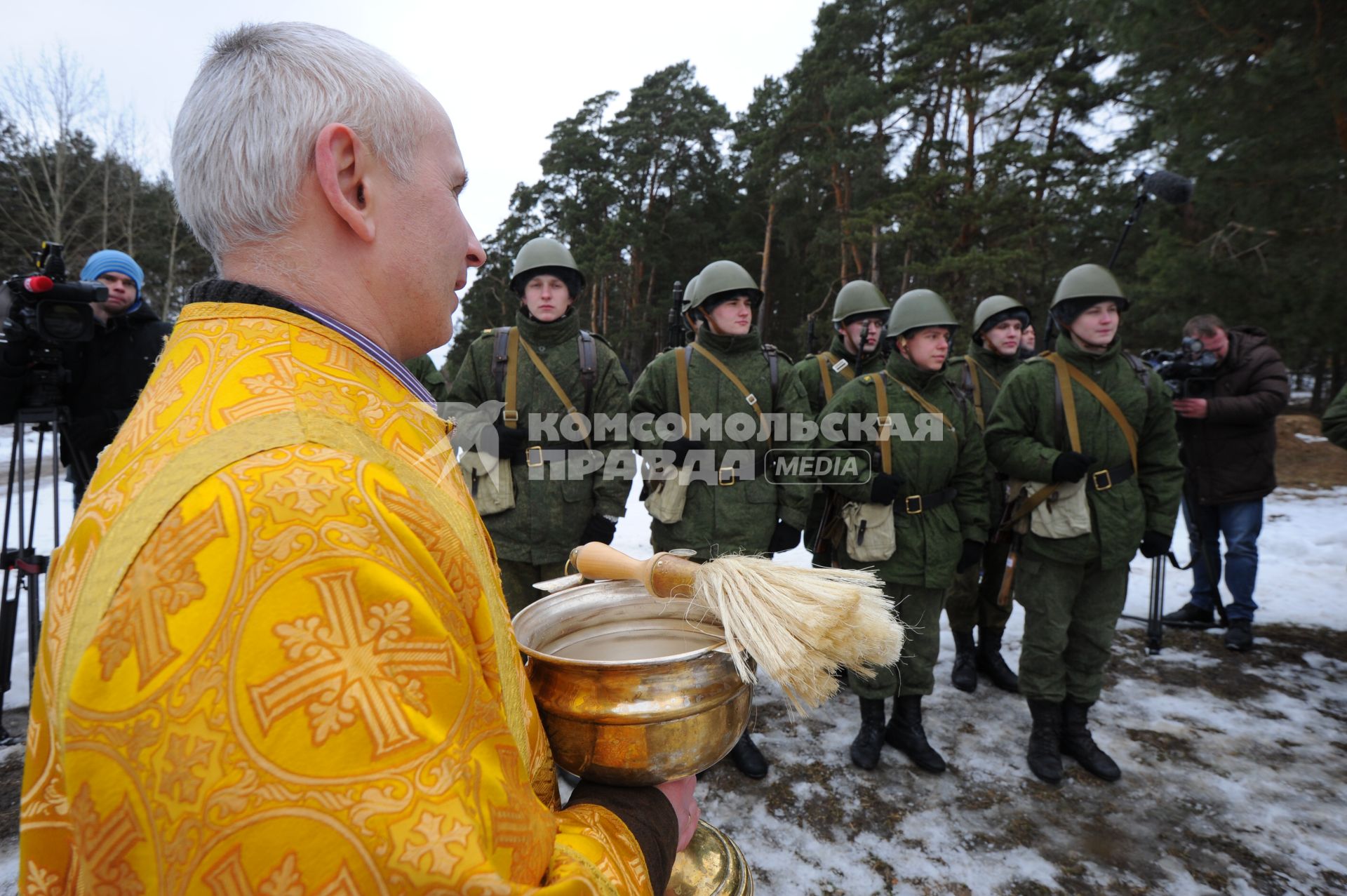 Серпуховский военный институт РВСН. На снимке: священнослужитель окрапляет святой водой солдат.