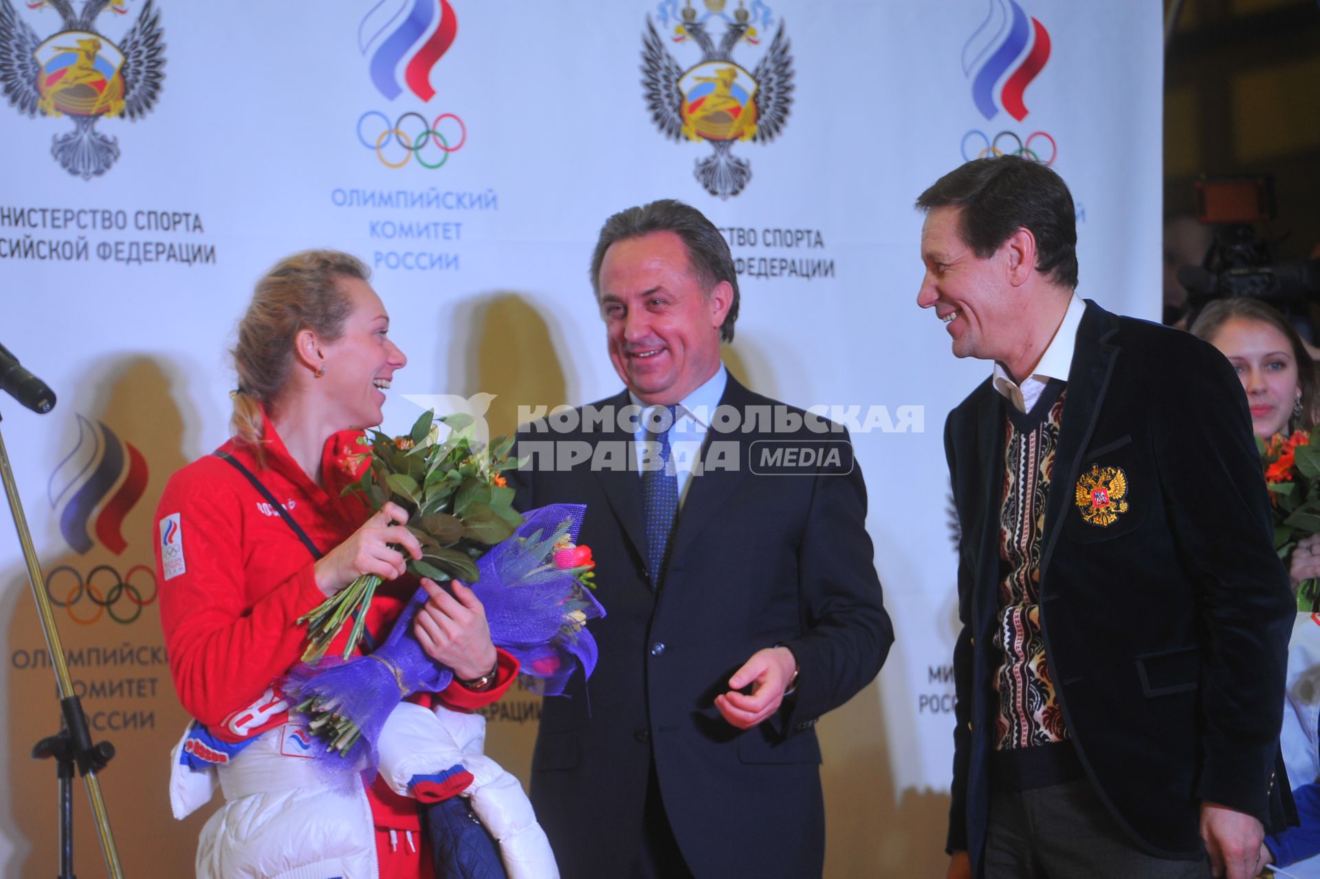 Встреча `золотого рейса` с чемпионами и призерами XXII Олимпийских зимних игр в Сочи. На снимке: серебряный призер Олимпийских игр в биатлоне Ольга Зайцева, министр спорта РФ Виталий Мутко и заместитель председателя Государственной Думы РФ Александр Жуков.