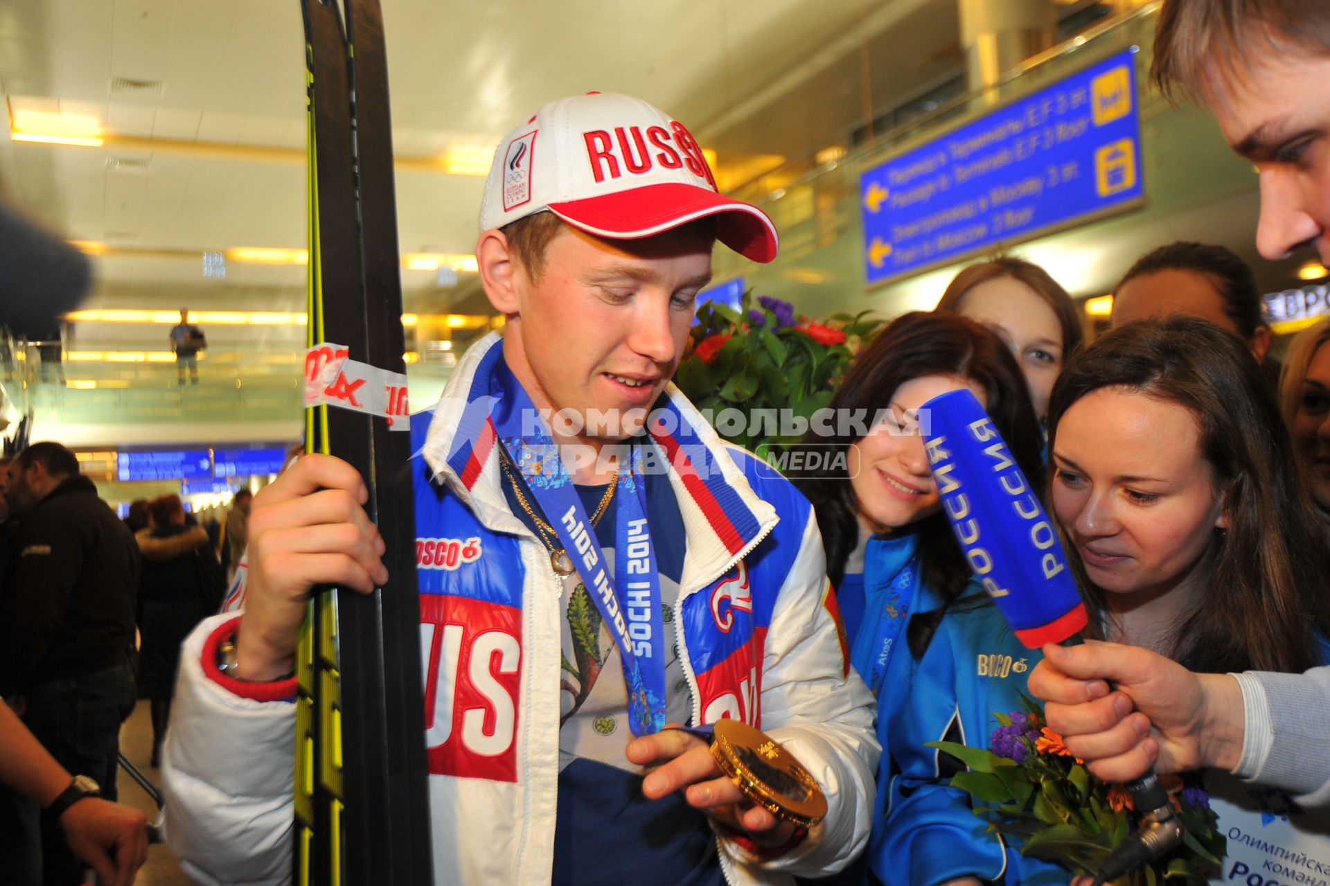 Встреча `золотого рейса` с чемпионами и призерами XXII Олимпийских зимних игр в Сочи. На снимке:  российский спортсмен, завоевавший золотую медаль в эстафете 4x7,5 км в соревнованиях по биатлону среди мужчин Алексей Волков.