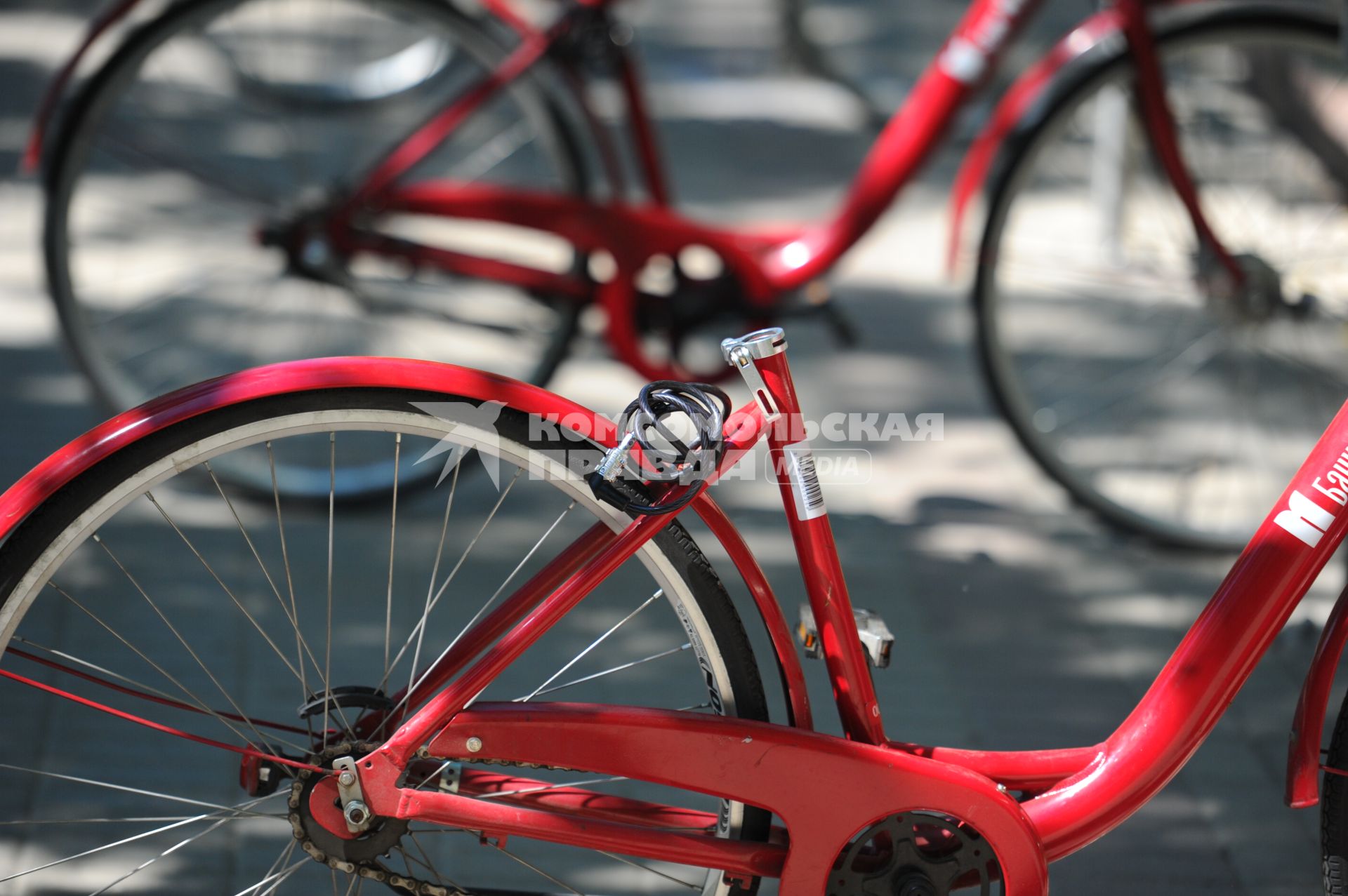 Отсутствие седушки у прокатного велосипеда на Чистопрудном бульваре.