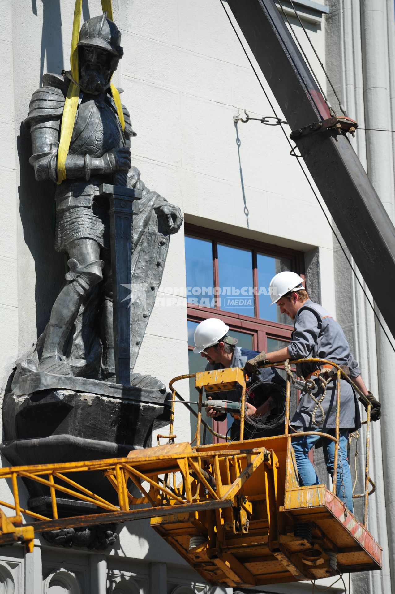 Корреспондент КП Александра Крылова идет по следам игры Street Adventure (Стрит Эдвенчер). На снимке: рабочие ремонтируют скульптуру на фасаде здания.