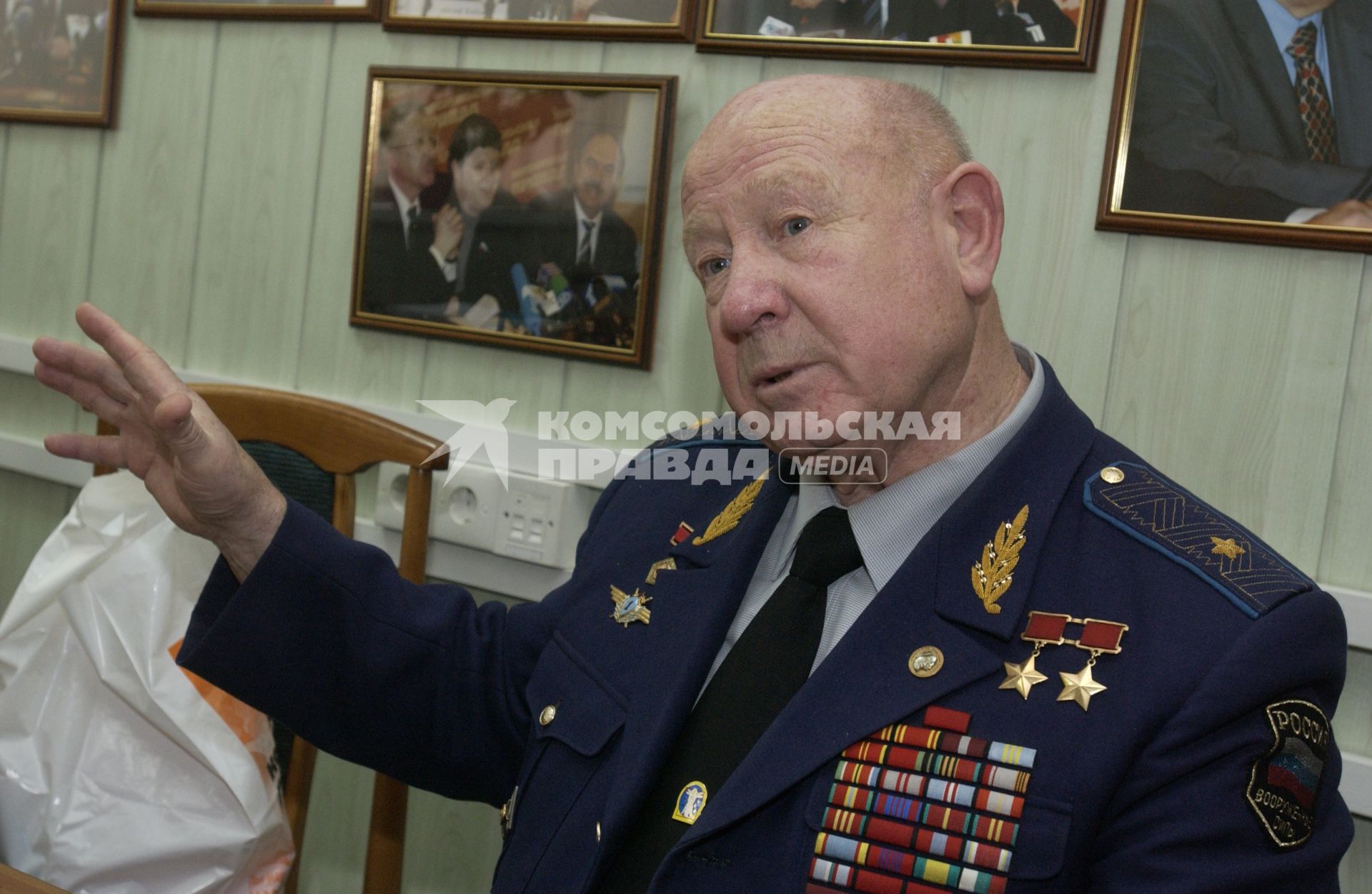 Советский космонавт, первый человек, вышедший в открытый космос, дважды Герой Советского Союза Алексей Леонов в редакции `Комсомольская правда`